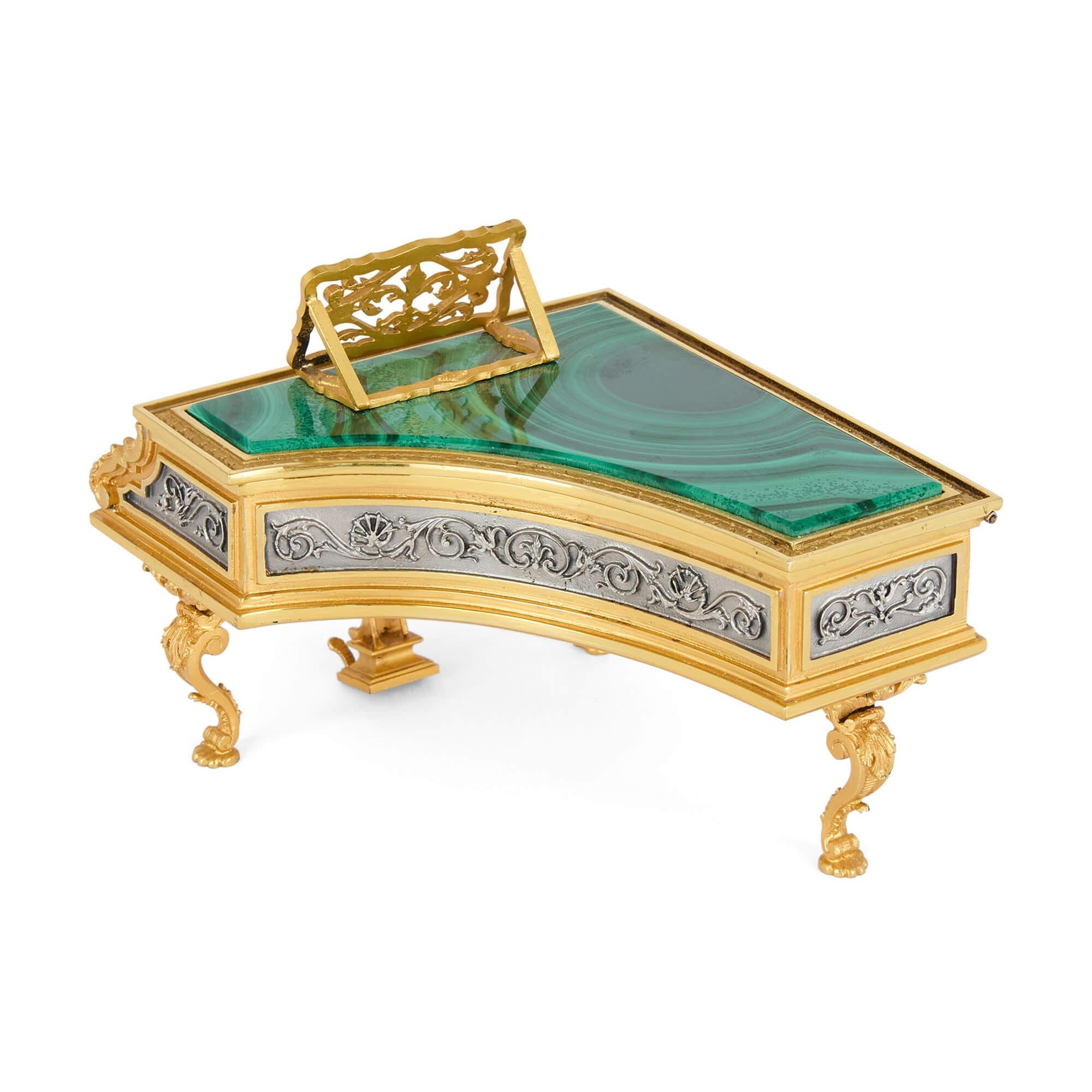 Italiano Scatola di scultura italiana in miniatura Pianoforte Silver Green Malachite Vermeil in vendita