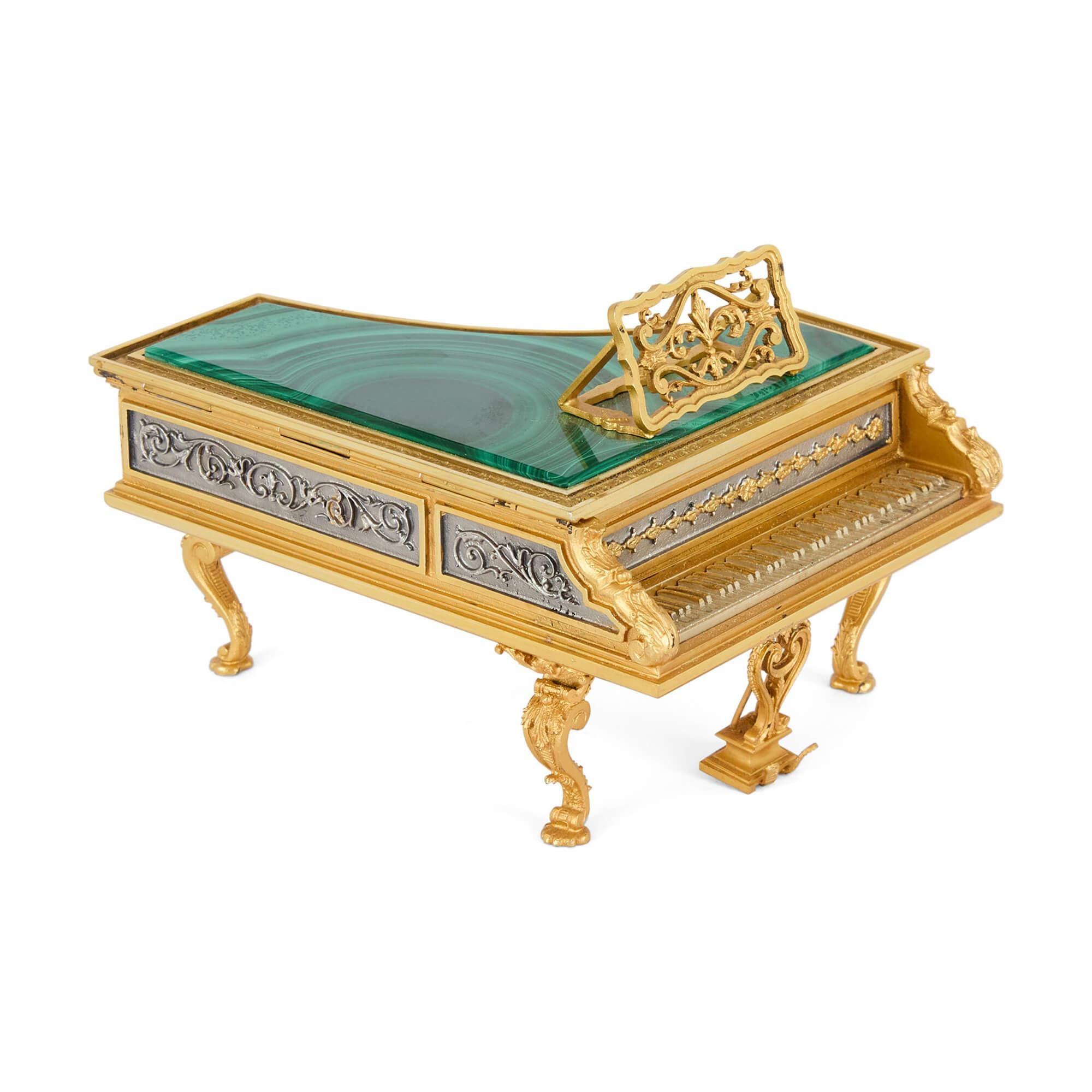 Calco Scatola di scultura italiana in miniatura Pianoforte Silver Green Malachite Vermeil in vendita
