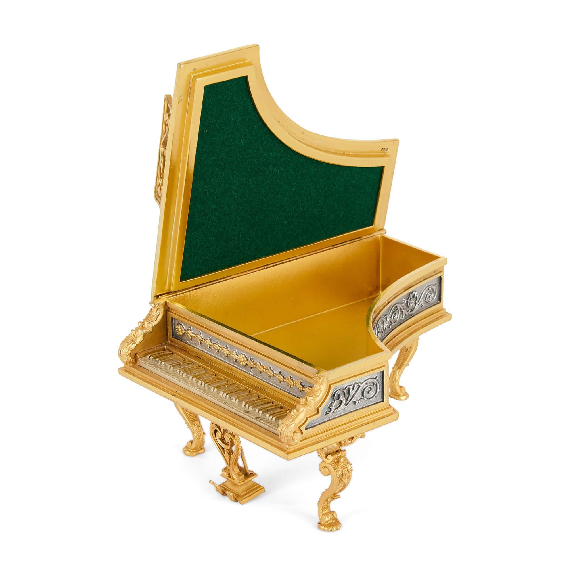Scatola di scultura italiana in miniatura Pianoforte Silver Green Malachite Vermeil In condizioni buone in vendita a London, GB