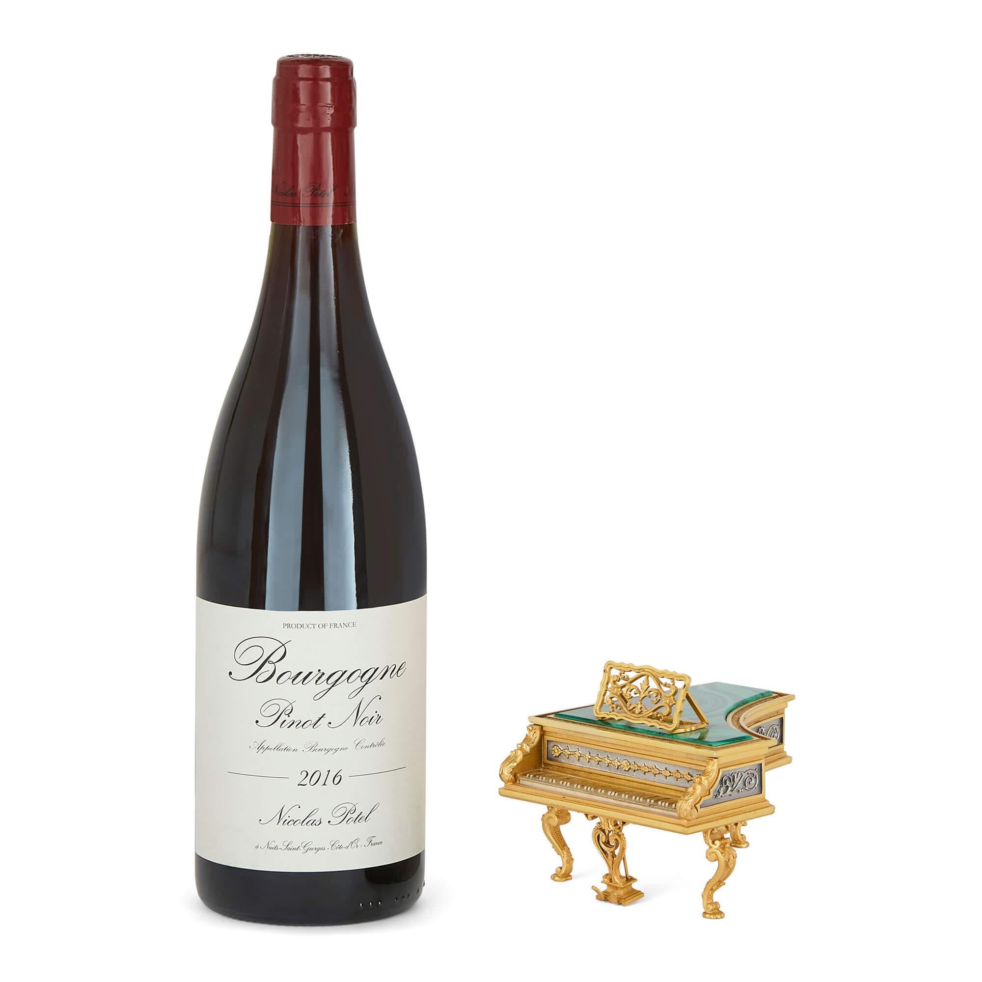 Scatola di scultura italiana in miniatura Pianoforte Silver Green Malachite Vermeil in vendita 1