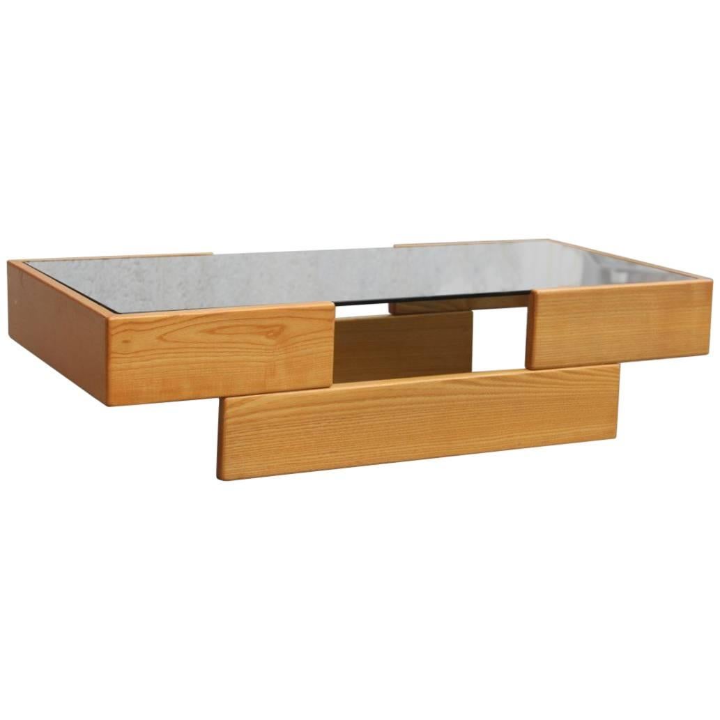 Italienischer minimalistischer Couchtisch aus Esche mit grauem Glas, 1970er Jahre im Angebot