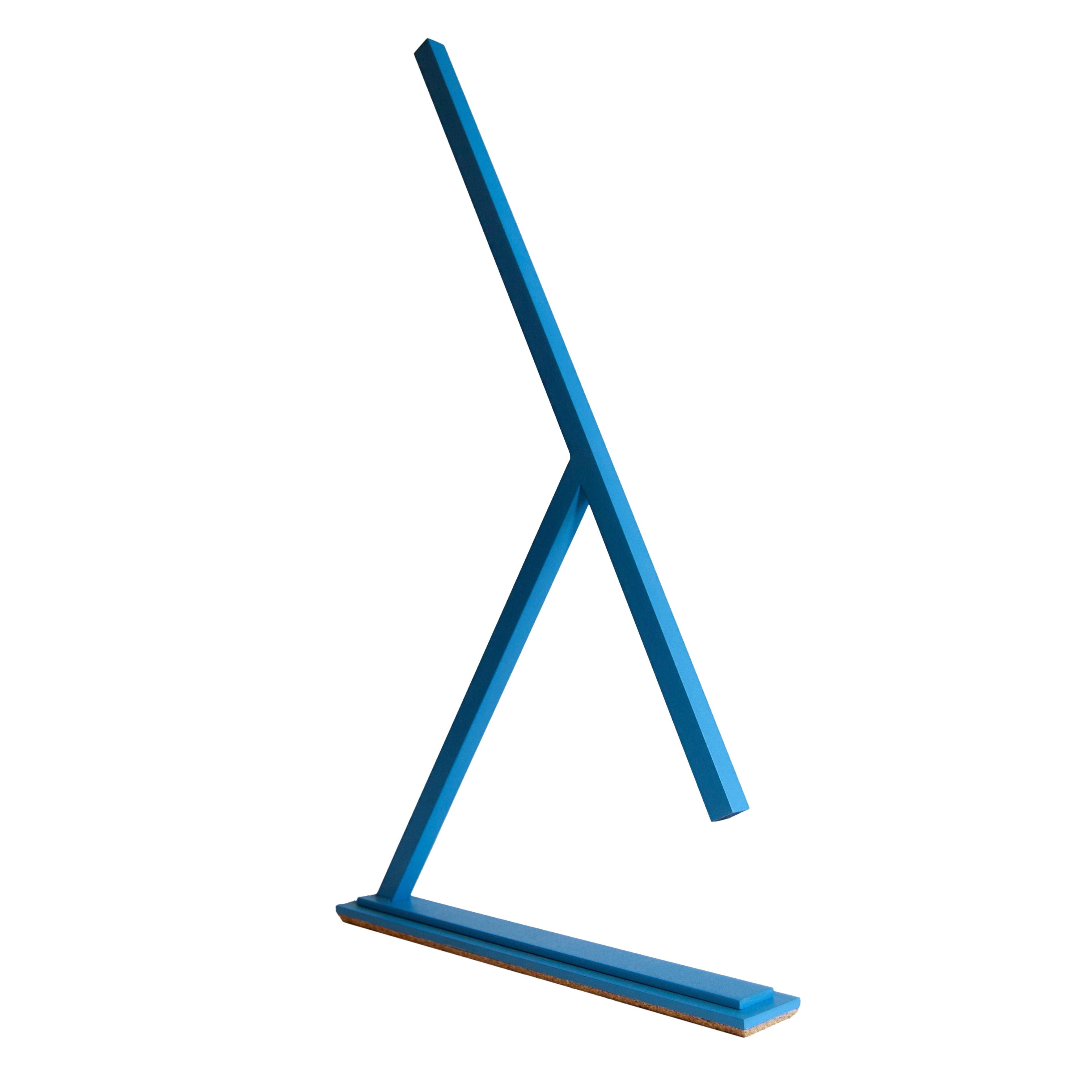 La lampe de table Achille est une pièce d'éclairage sculpturale qui allie un design minimaliste à un savoir-faire raffiné. Inspirée par l'interaction du contraste et de l'harmonie, sa forme géométrique épurée rehausse les intérieurs contemporains