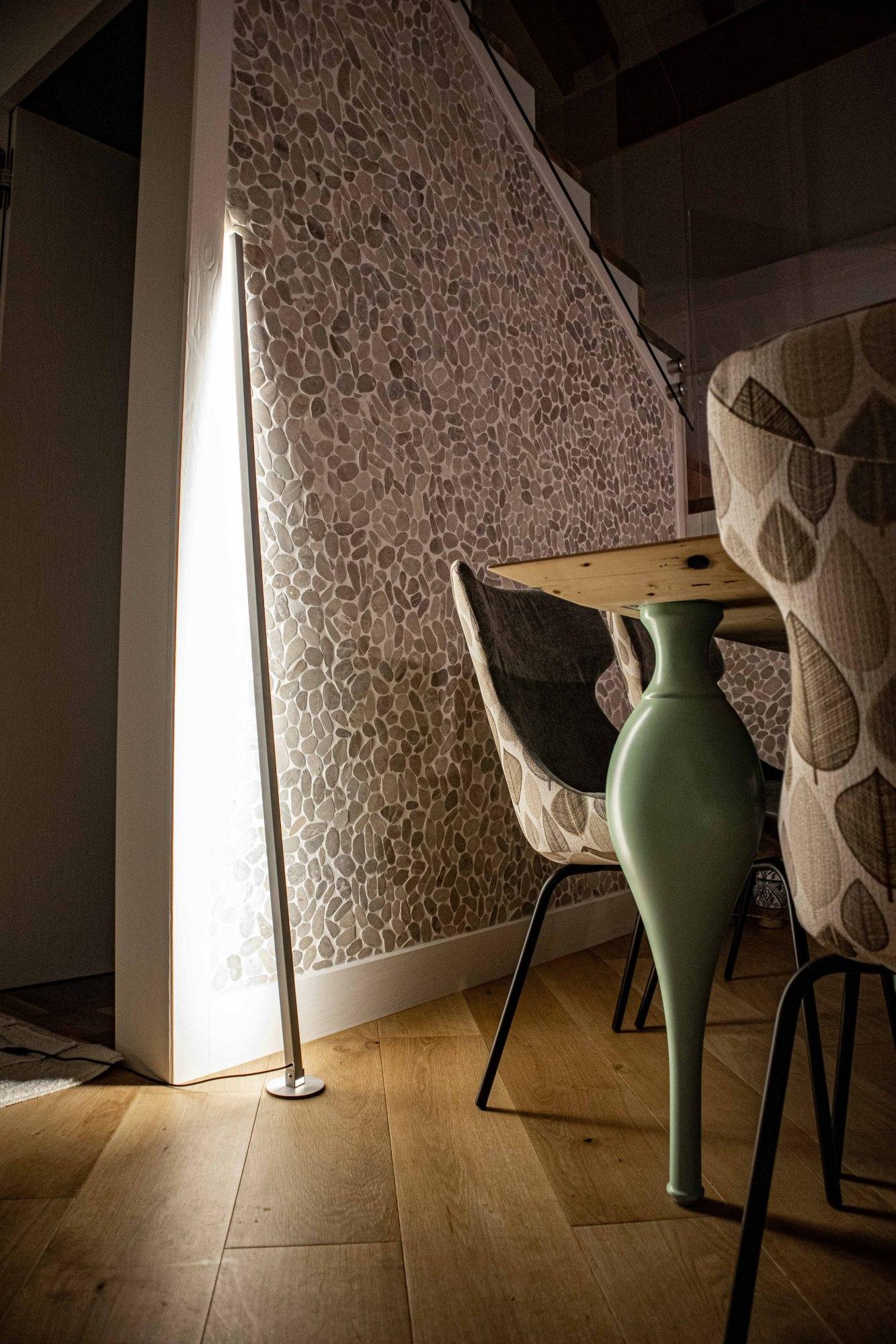 Gica Contra Skulpturale Stehleuchte Minimalistisches Aluminium Design Warmes LED Licht im Angebot 5