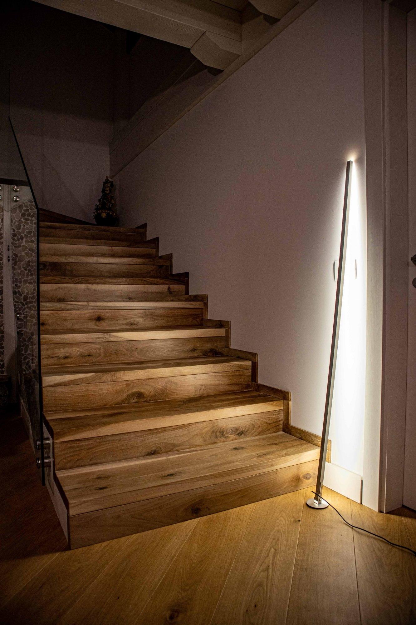 Gica Contra Stehleuchte Schlankes Aluminium Design Warm 2700K LED Beleuchtung Dimmbar im Angebot 5
