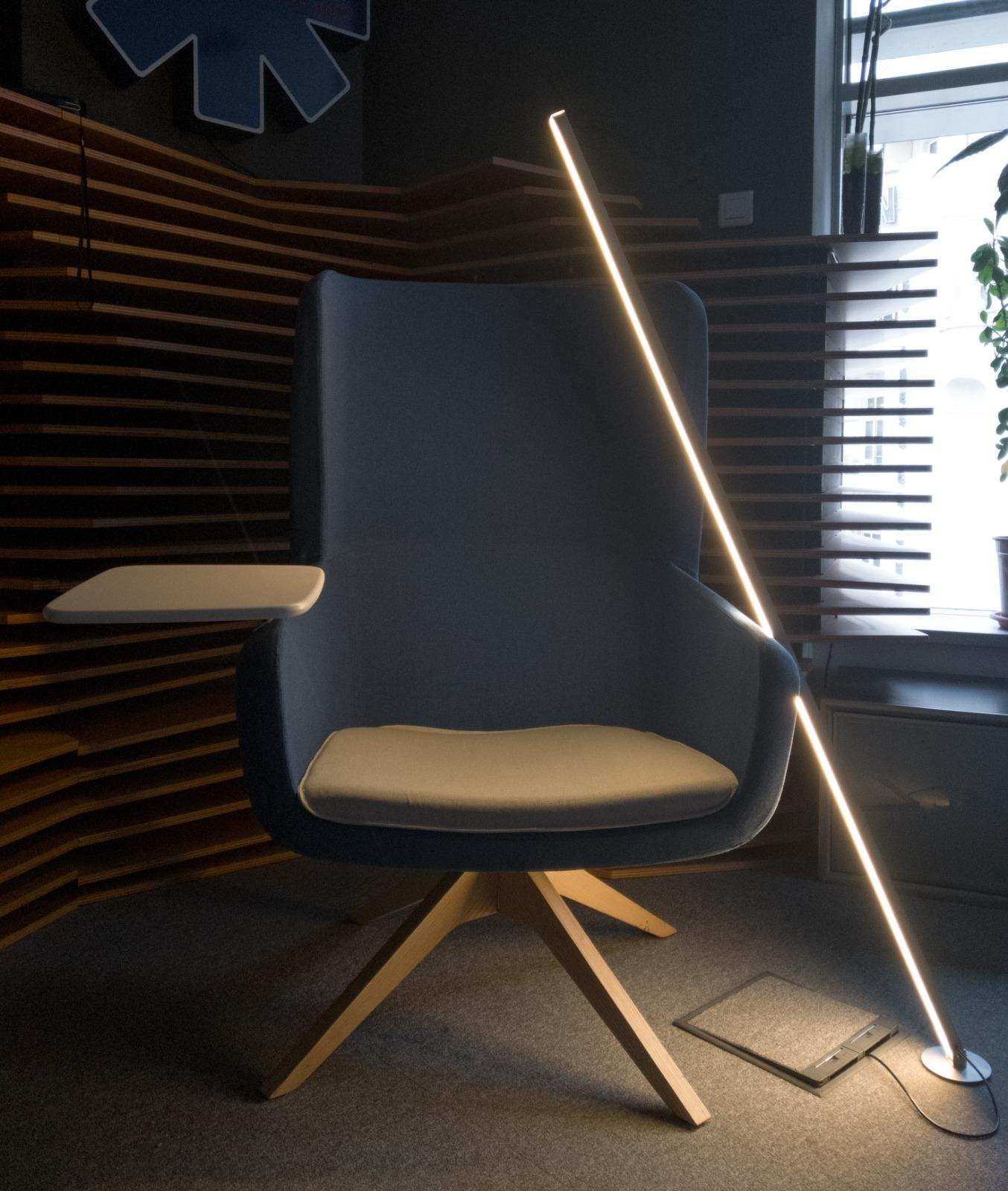 Gica Contra Skulpturale Stehleuchte Minimalistisches Aluminium Design Warmes LED Licht im Angebot 9