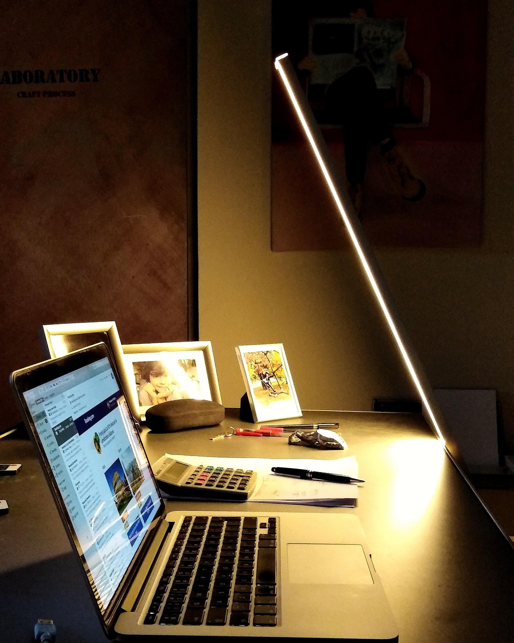 Gica Contra Skulpturale Stehleuchte Minimalistisches Aluminium Design Warmes LED Licht im Angebot 11