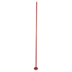 Lampadaire contrasté moderne et sculptural en aluminium, éclairage à chaud ambiant