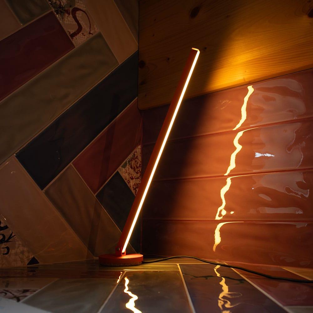 Gica Contra Table Lamp - Sleek Minimalist Design & Warm Ambient Glow (lampe à poser) en vente 12