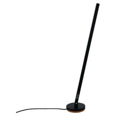 Gica Contra Table Lamp  Éclairage sculptural moderne en aluminium avec LED à gradation