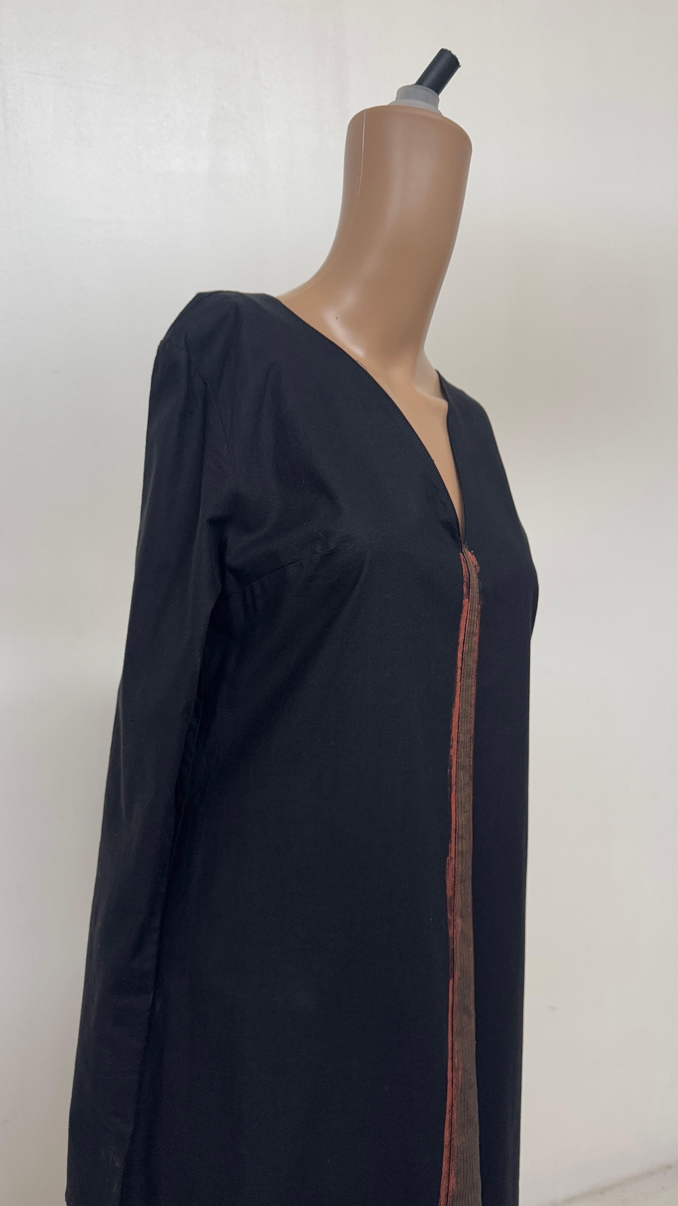 Vestido largo italiano minimalista de algodón con detalle de seda cruda de Dipende Black en venta