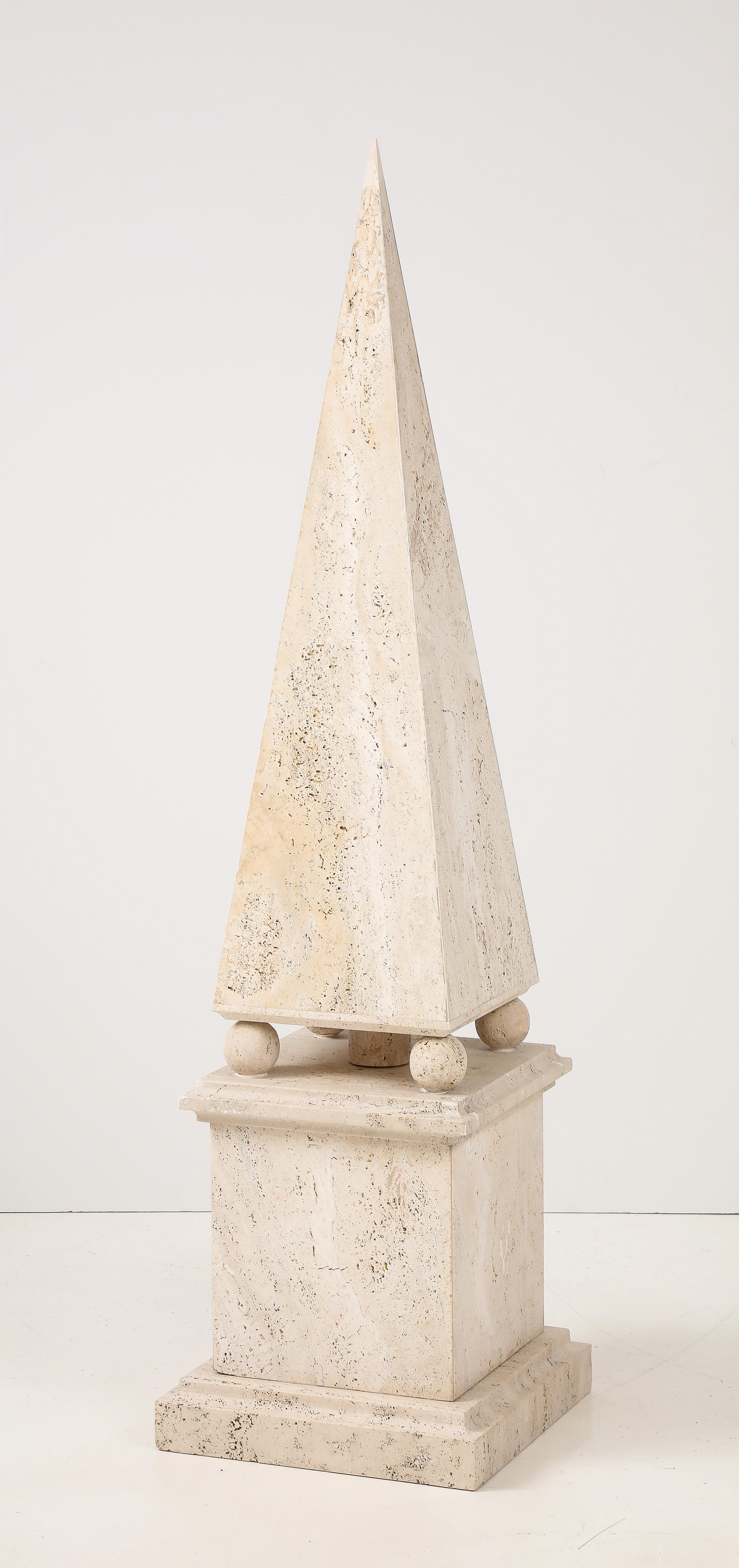 Obelisco romano minimalista de travertino, Italia, 1970 en venta 4
