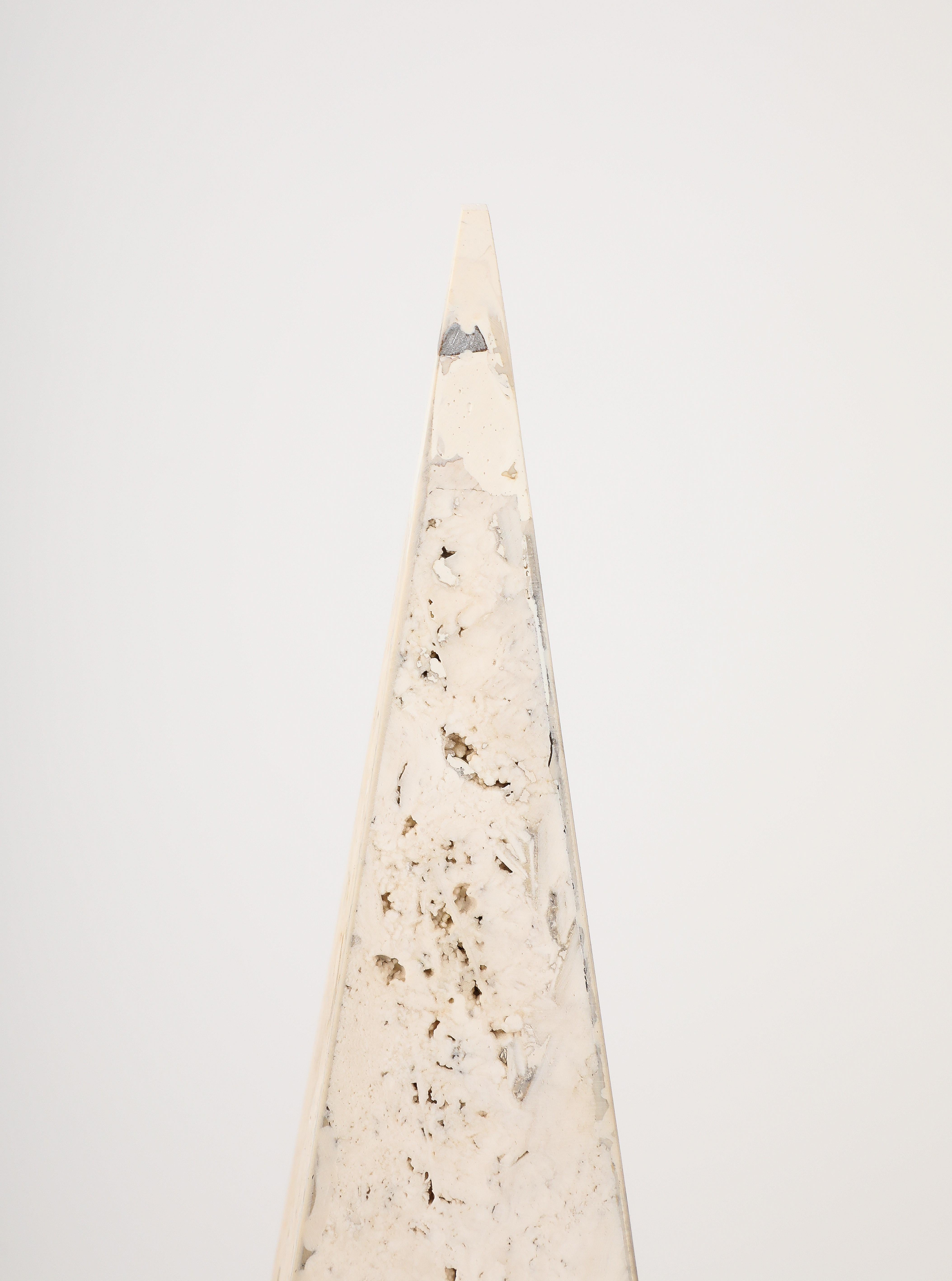 Obelisco romano minimalista de travertino, Italia, 1970 en venta 8