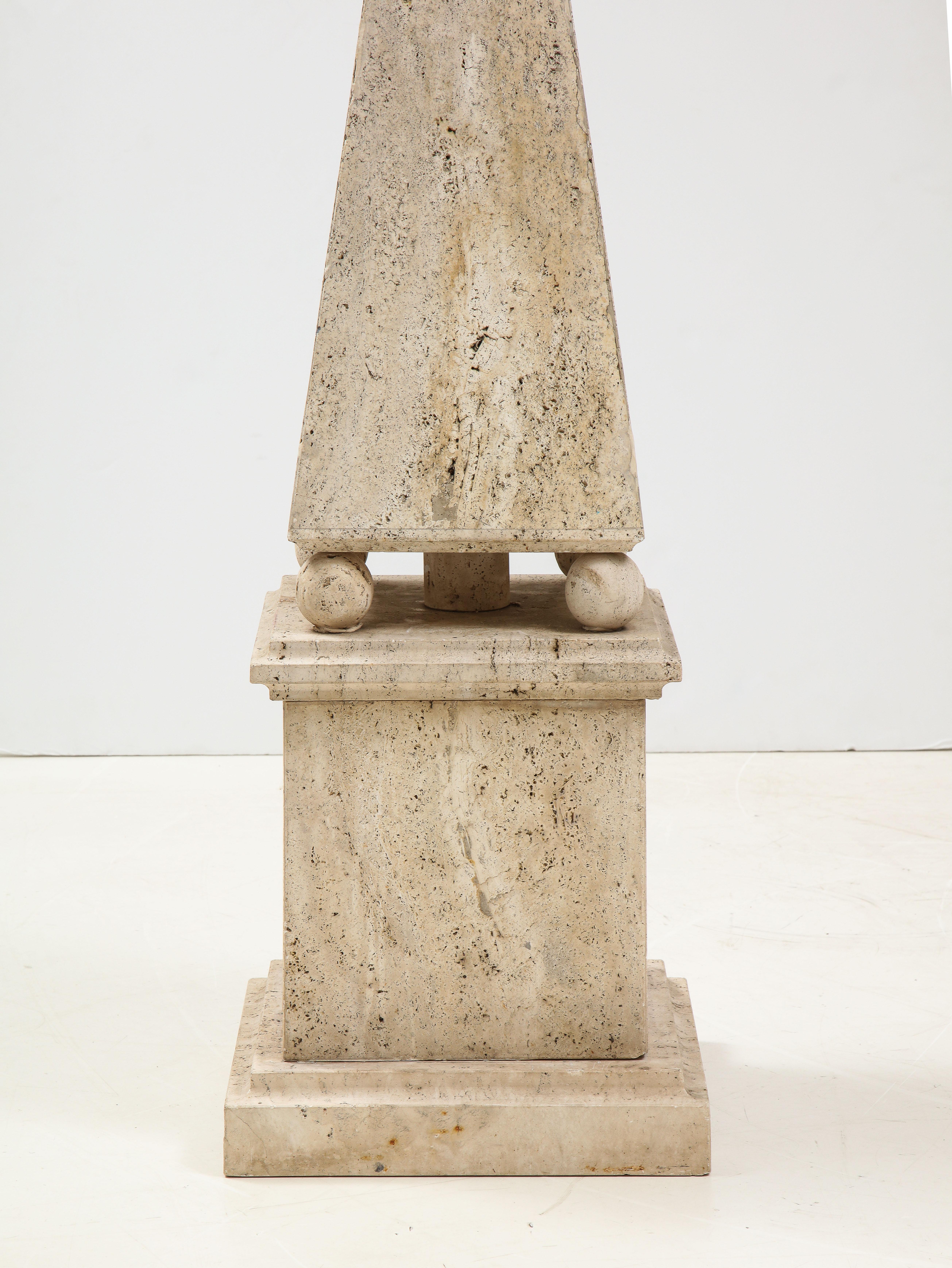 Minimalistischer römischer Obelisk aus Travertin, Italien, 1970.
