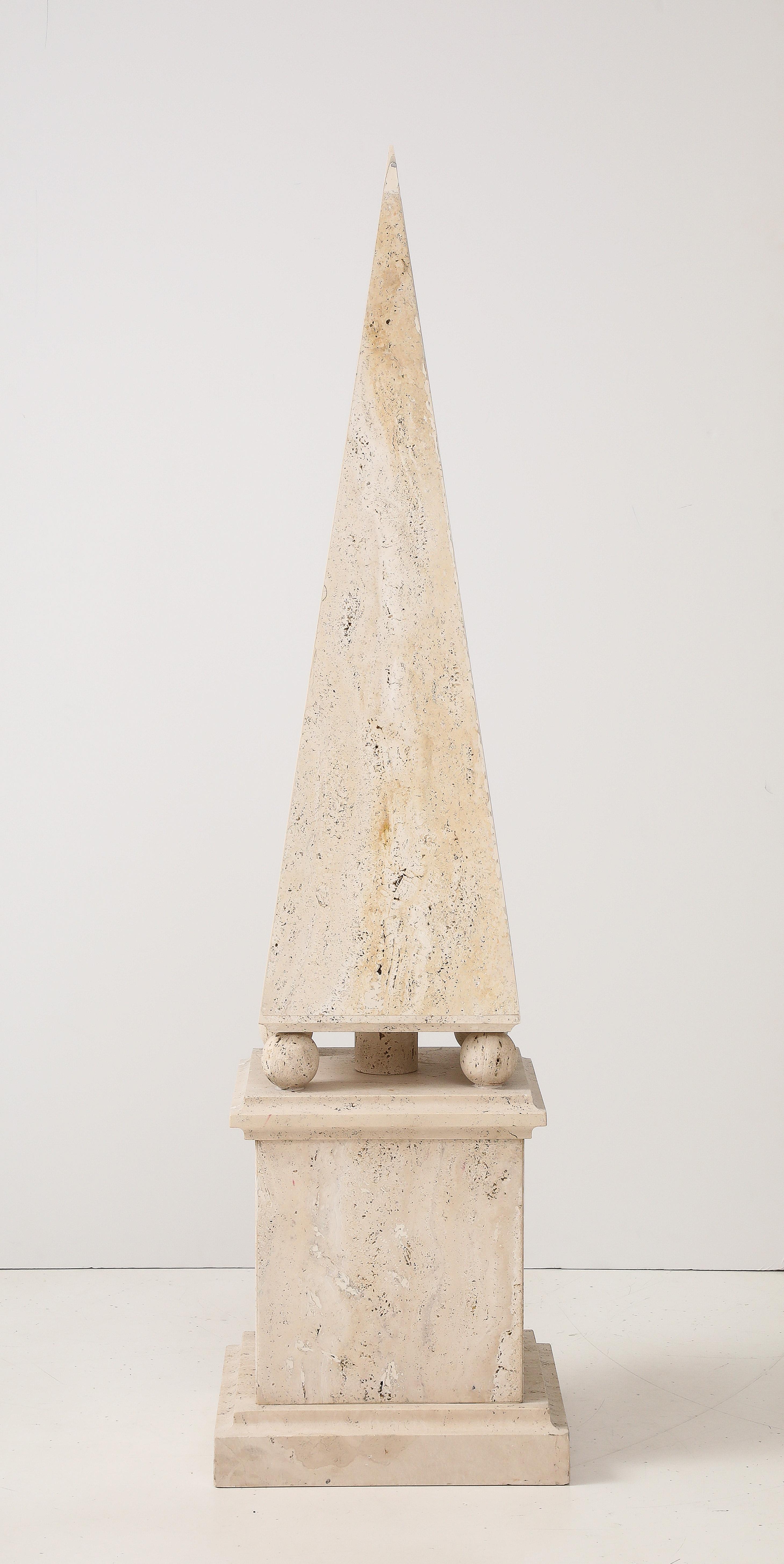 Obelisco romano minimalista de travertino, Italia, 1970.