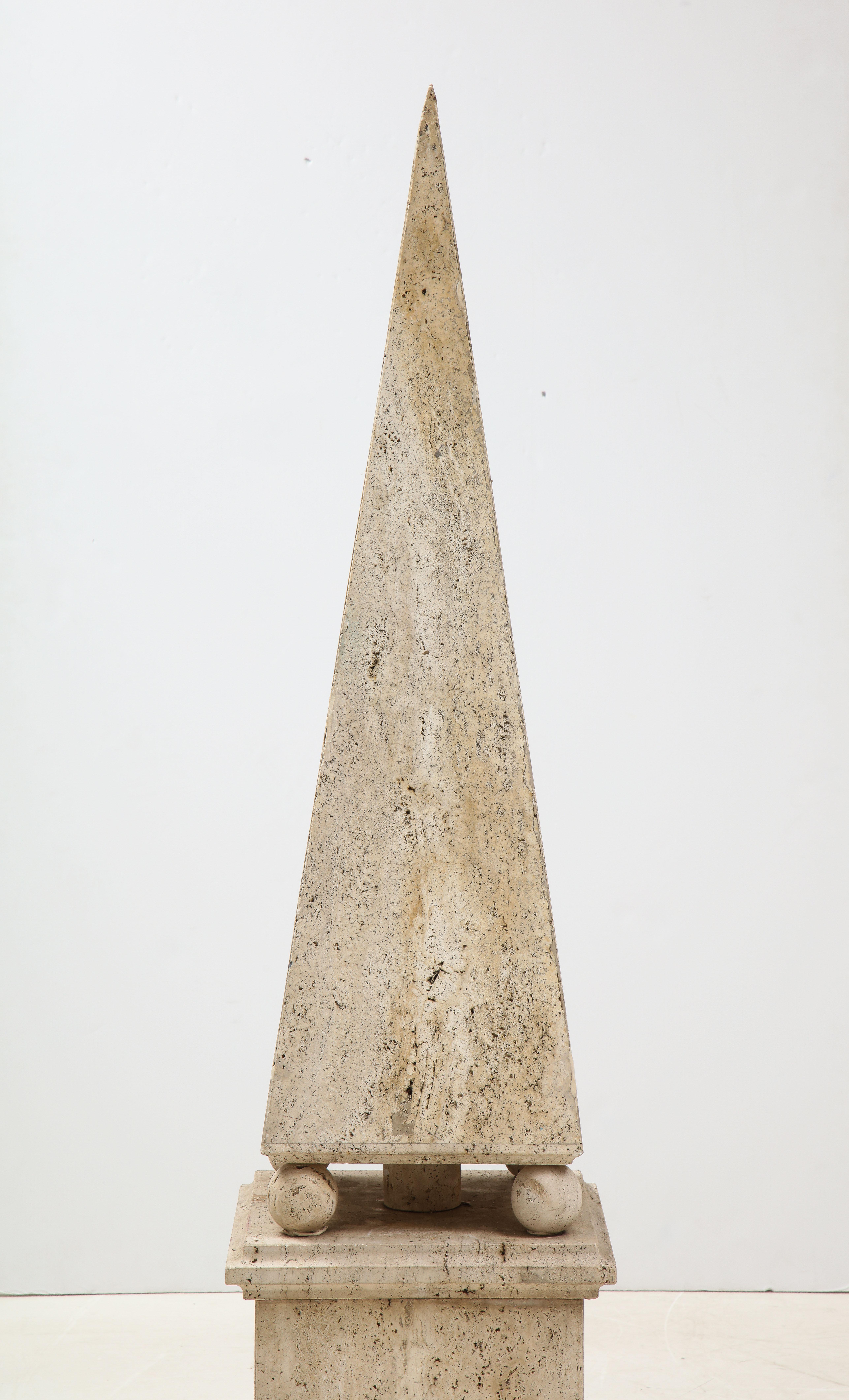 Italienischer minimalistischer Obelisk aus römischem Travertin, Italien, 1970 (Moderne der Mitte des Jahrhunderts) im Angebot