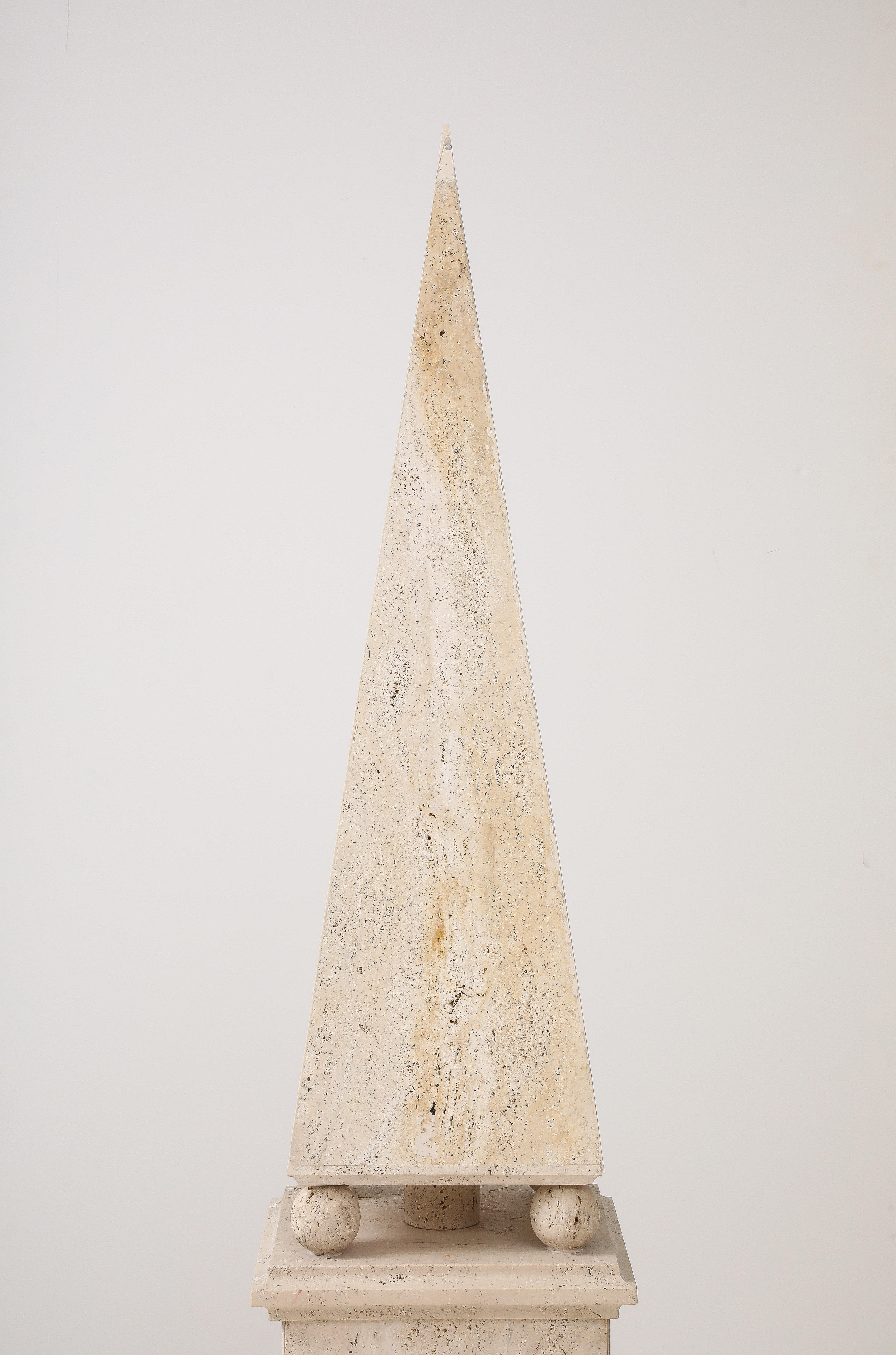 Obelisco romano minimalista de travertino, Italia, 1970 Italiano en venta