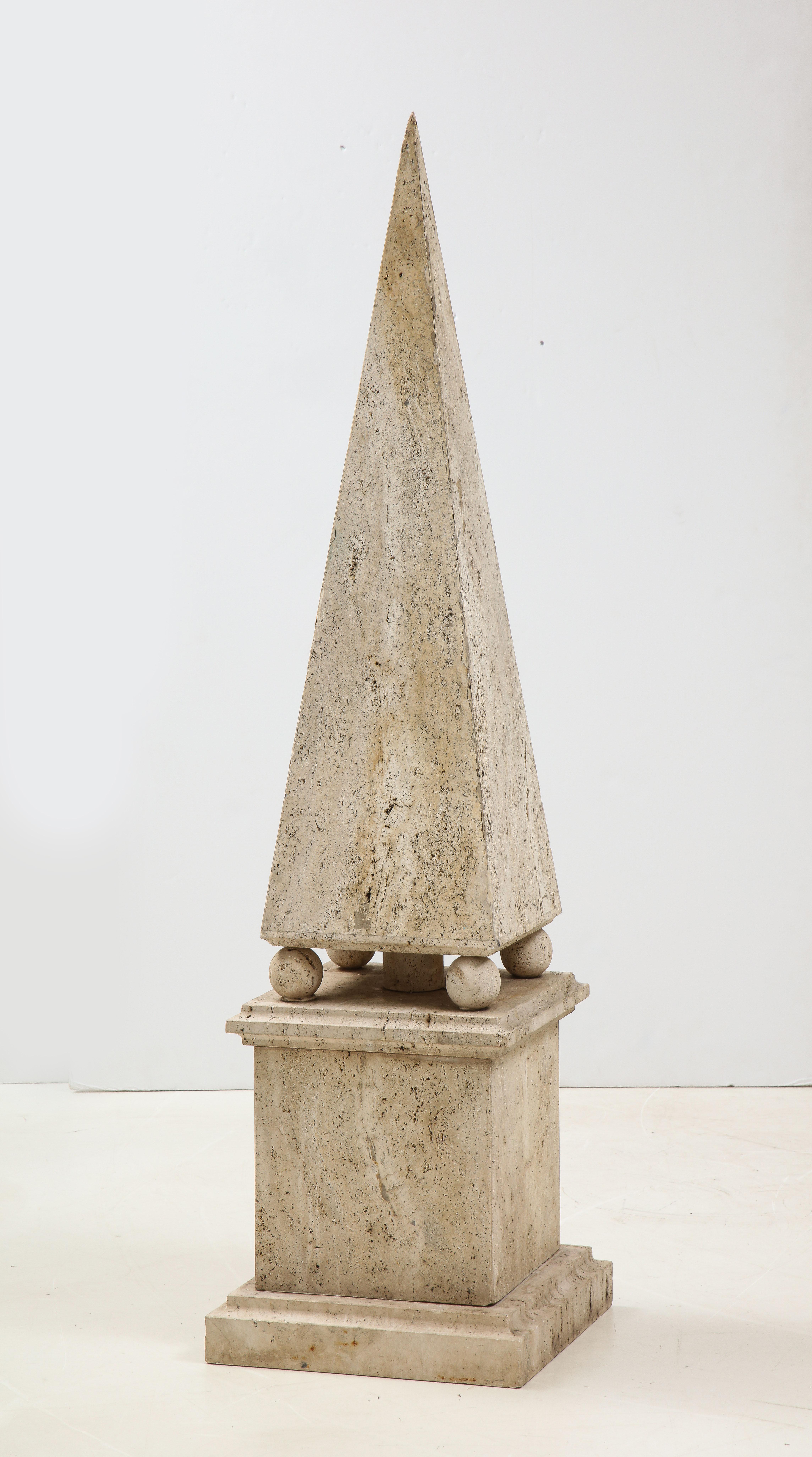 Italienischer minimalistischer Obelisk aus römischem Travertin, Italien, 1970 (Ende des 20. Jahrhunderts) im Angebot