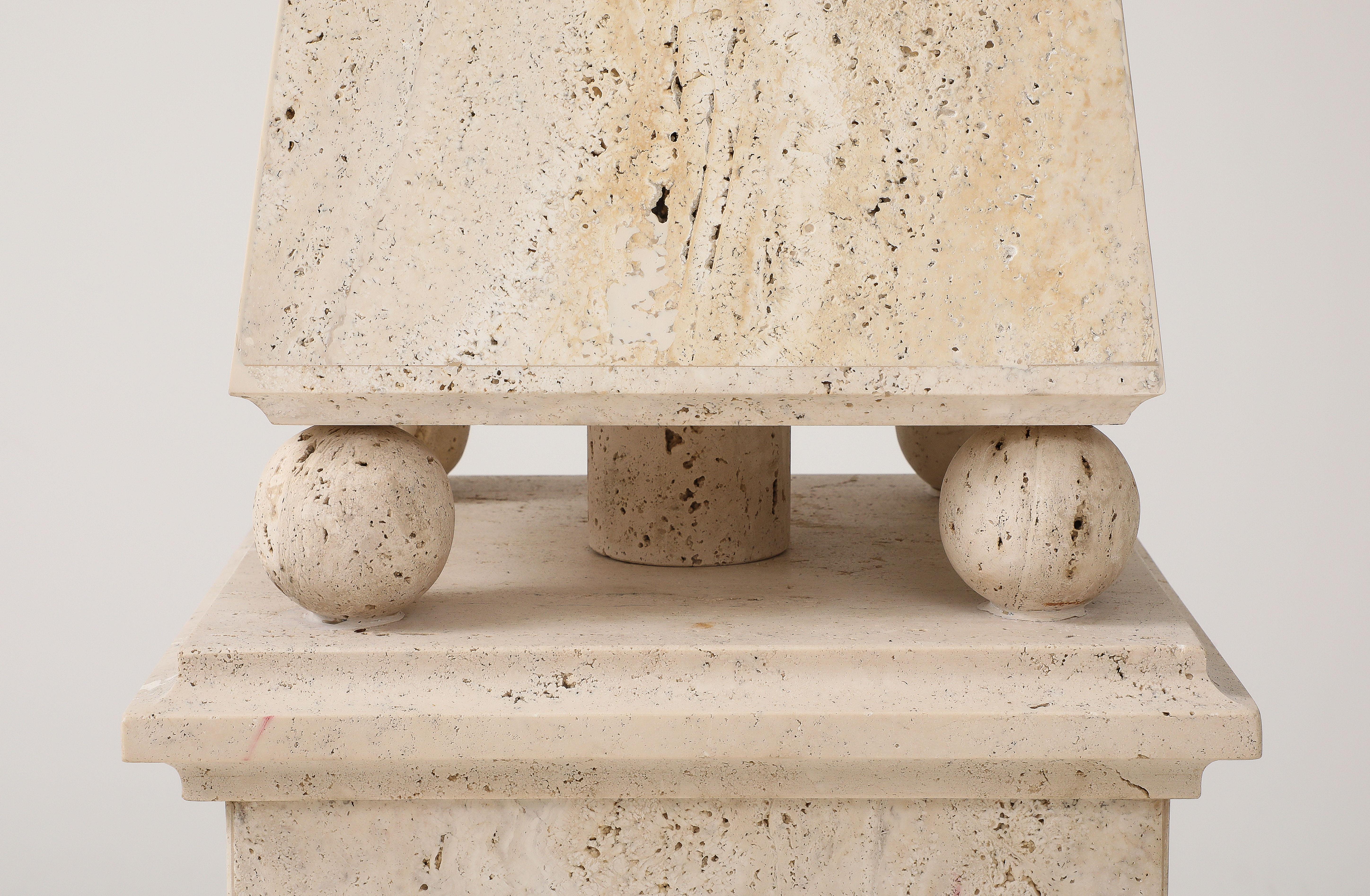 Obelisco romano minimalista de travertino, Italia, 1970 en Bueno estado para la venta en Brooklyn, NY