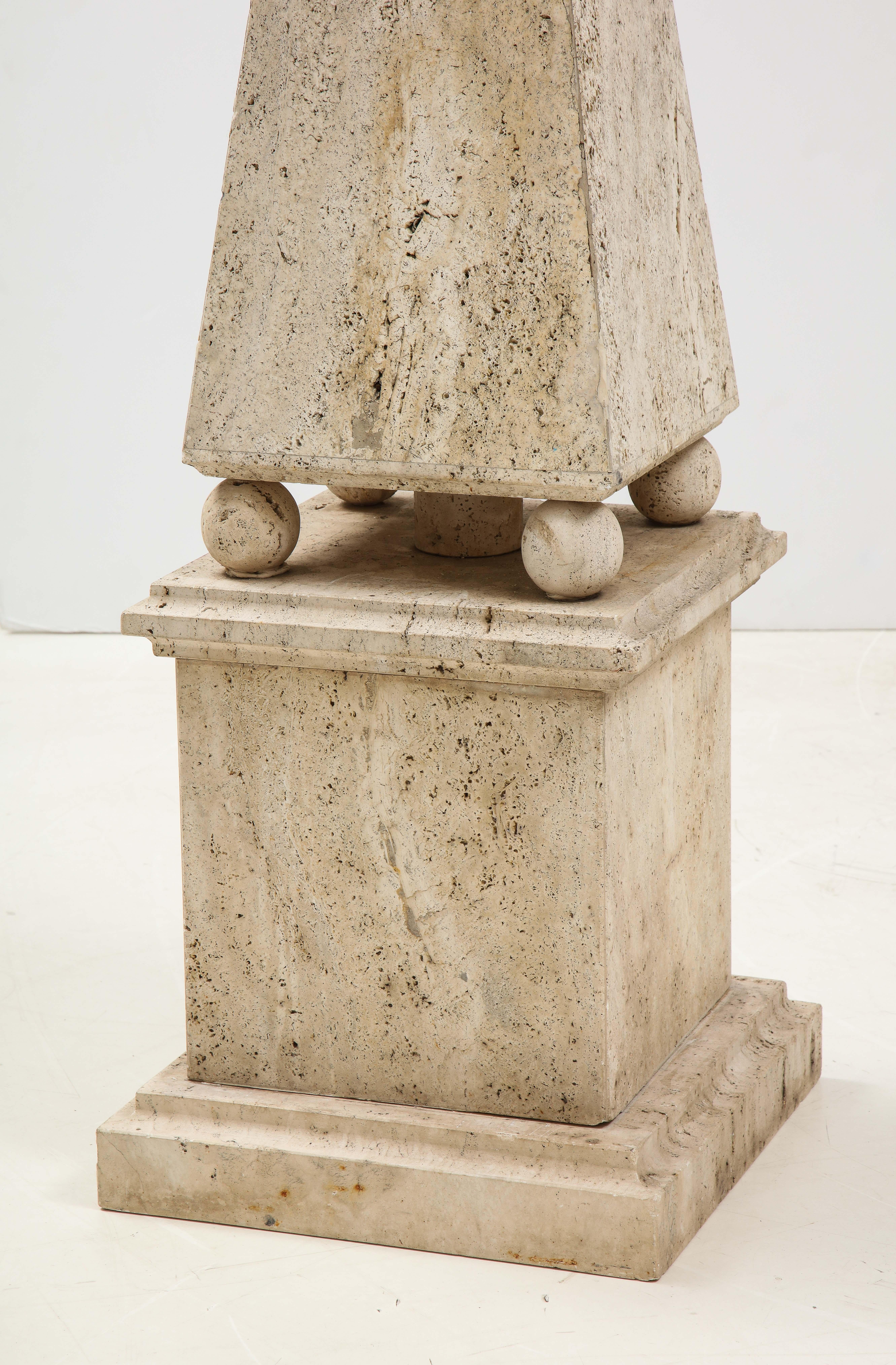 Italienischer minimalistischer Obelisk aus römischem Travertin, Italien, 1970 im Angebot 1