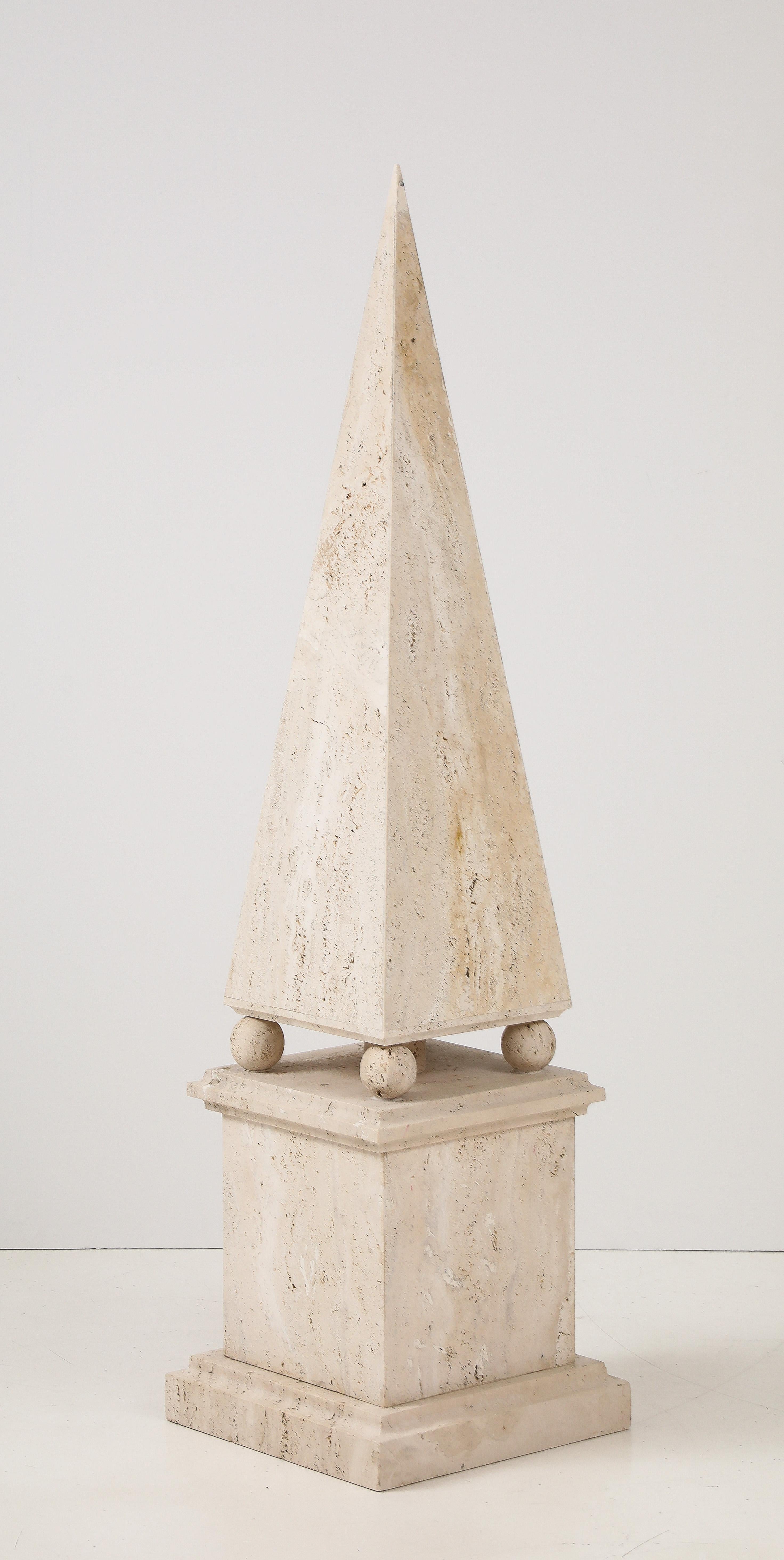 Obelisco romano minimalista de travertino, Italia, 1970 Travertino en venta