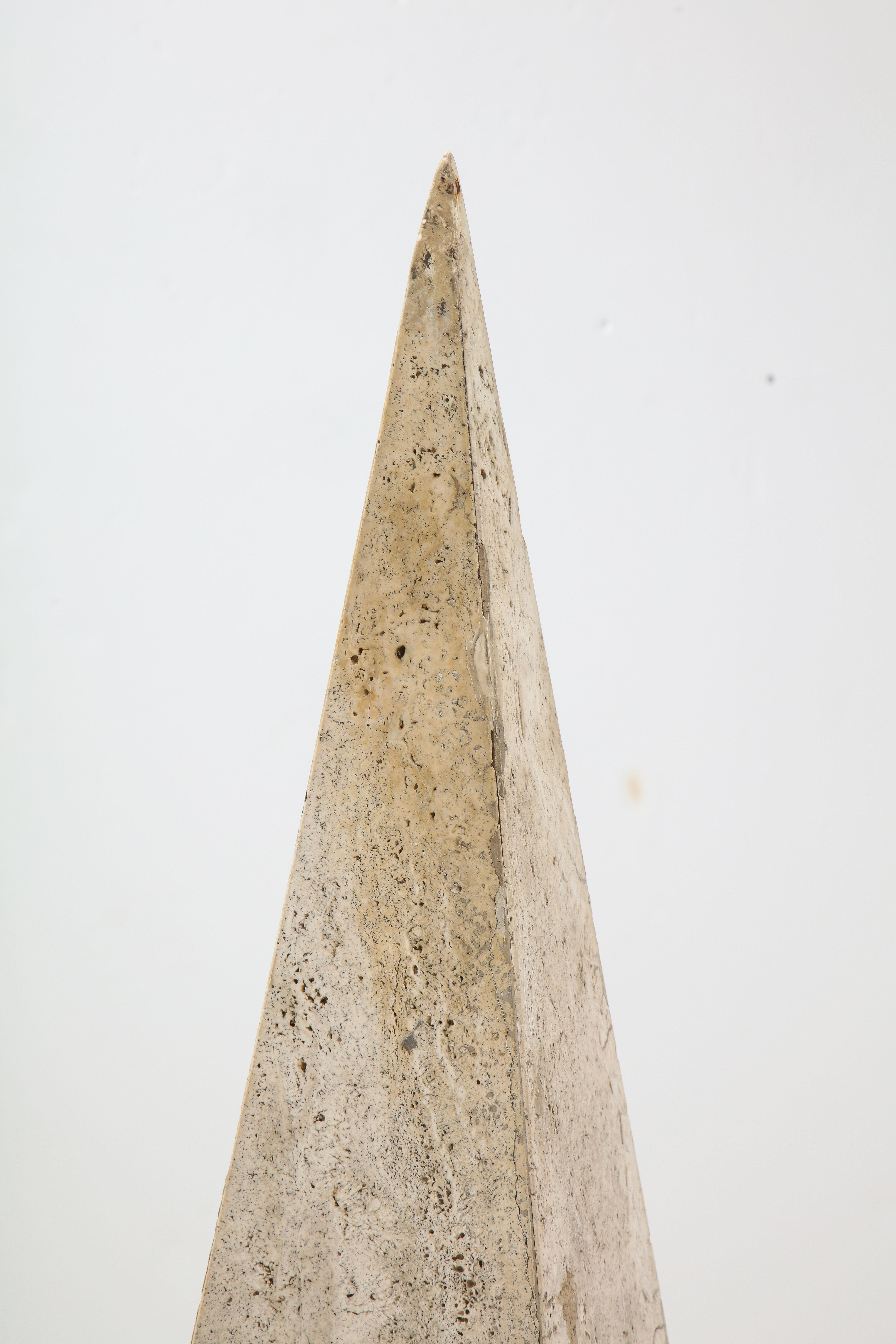 Obélisque romain minimaliste italien en travertin, Italie, 1970 en vente 1