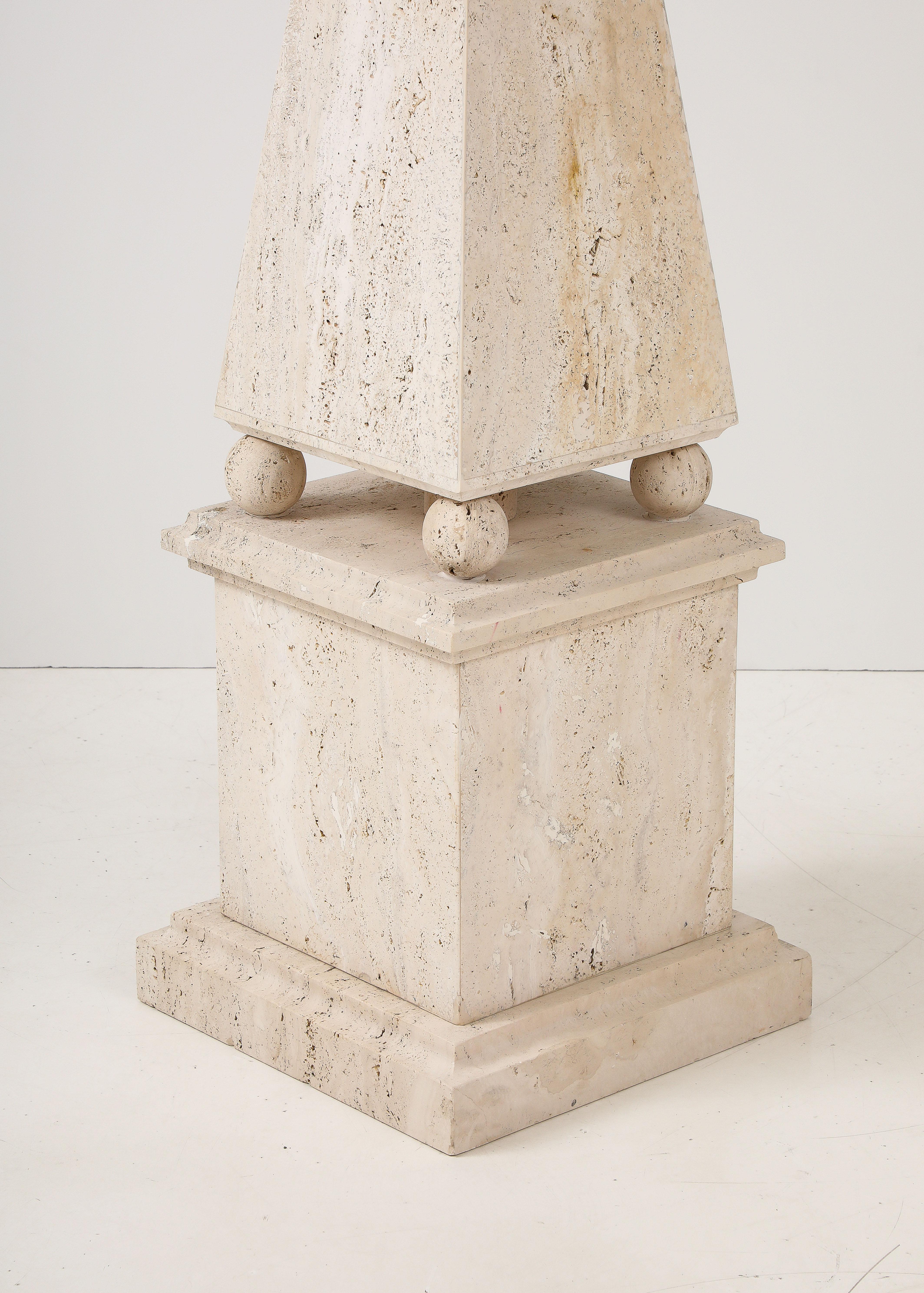 Obelisco romano minimalista de travertino, Italia, 1970 en venta 1