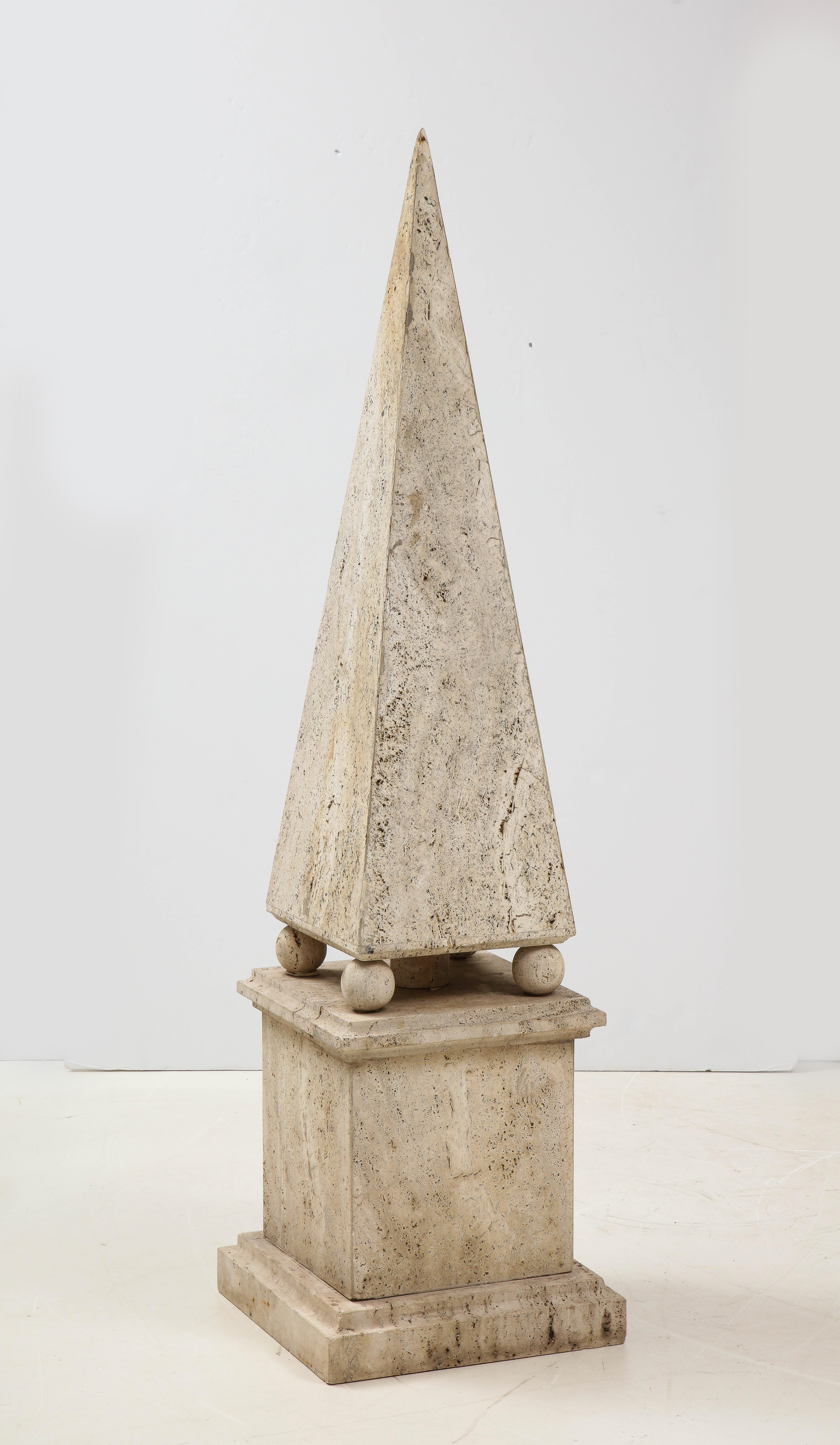 Obélisque romain minimaliste italien en travertin, Italie, 1970 en vente 2