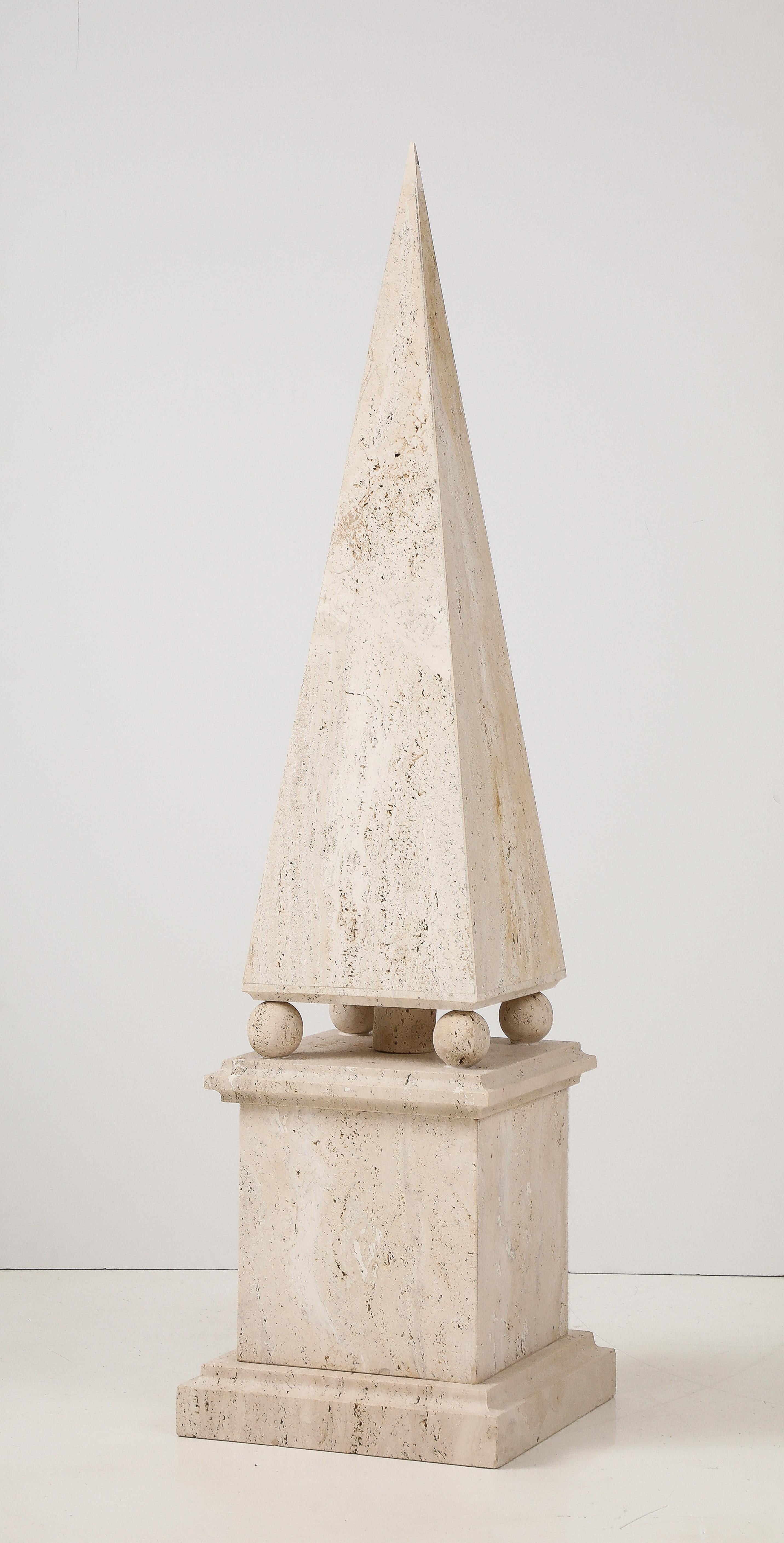 Obelisco romano minimalista de travertino, Italia, 1970 en venta 2