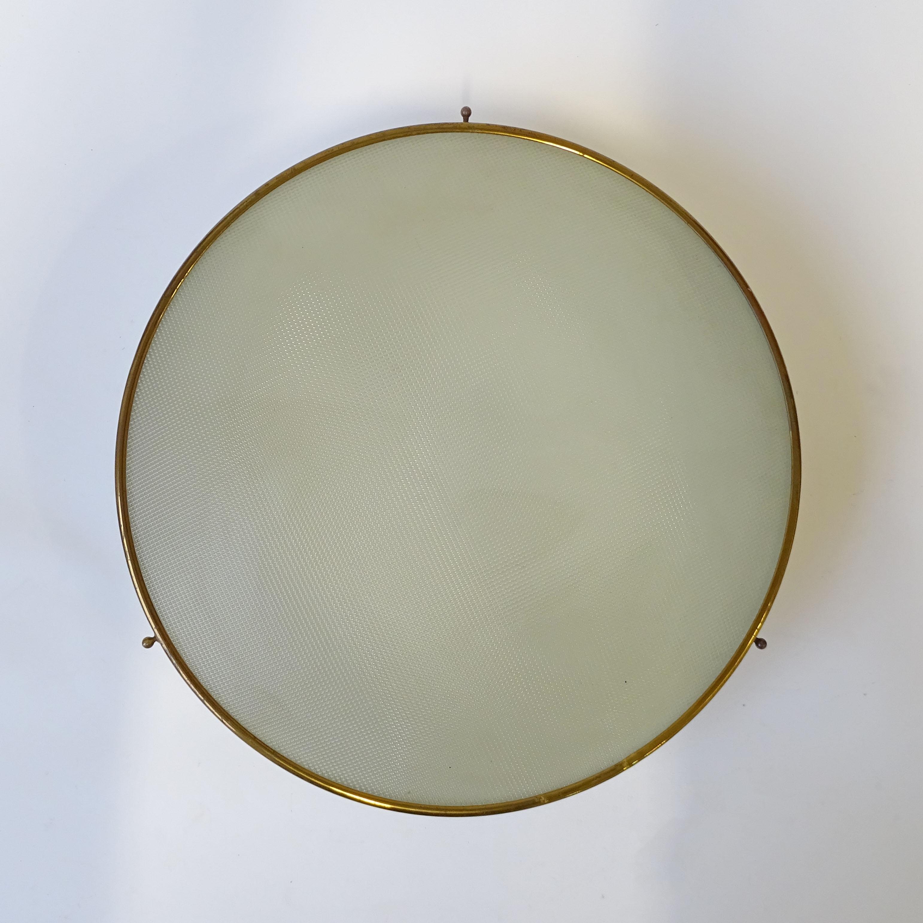 Lámpara italiana minimalista de pared o techo de los años 40 en latón y cristal Moderno de mediados de siglo en venta