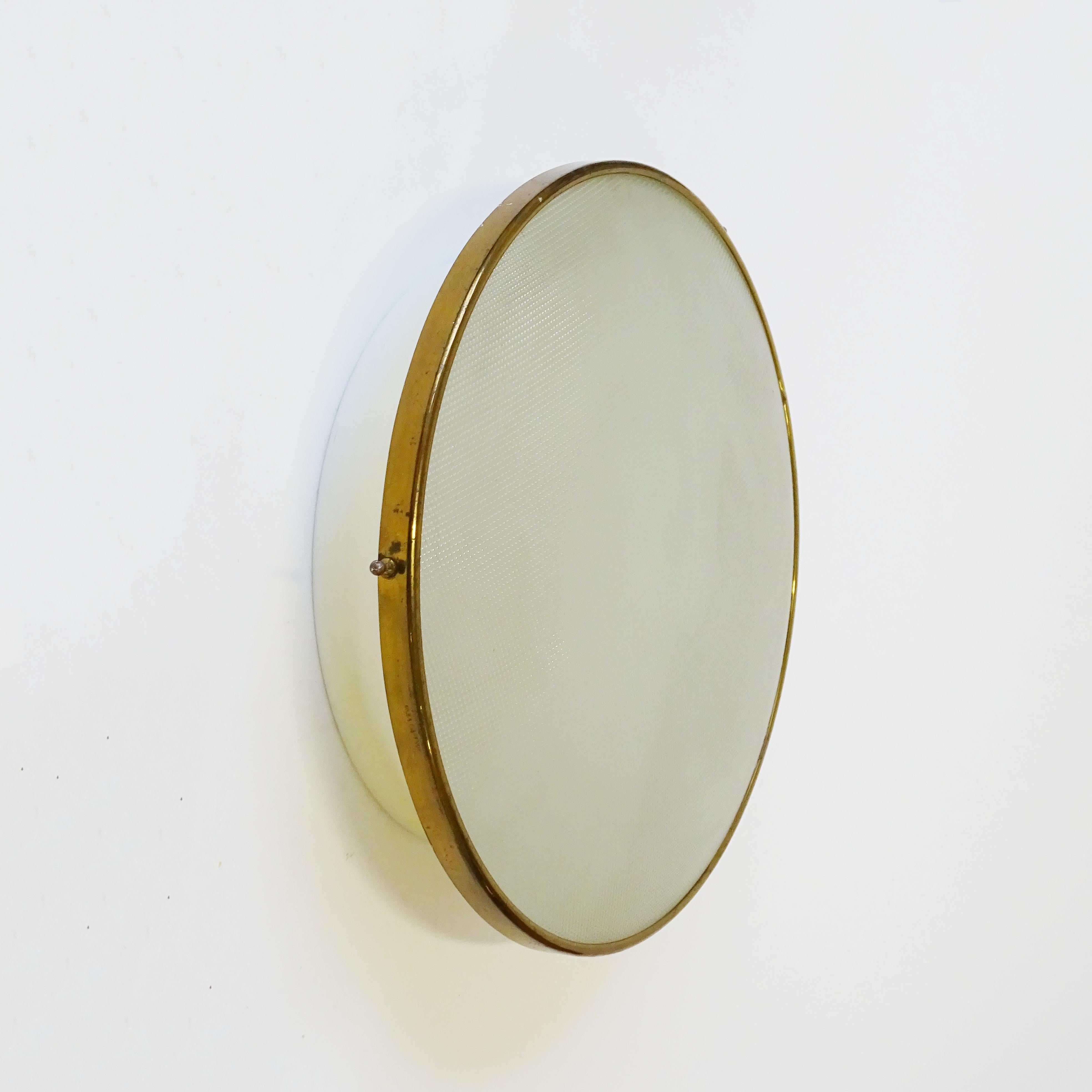 Lámpara italiana minimalista de pared o techo de los años 40 en latón y cristal Aluminio en venta