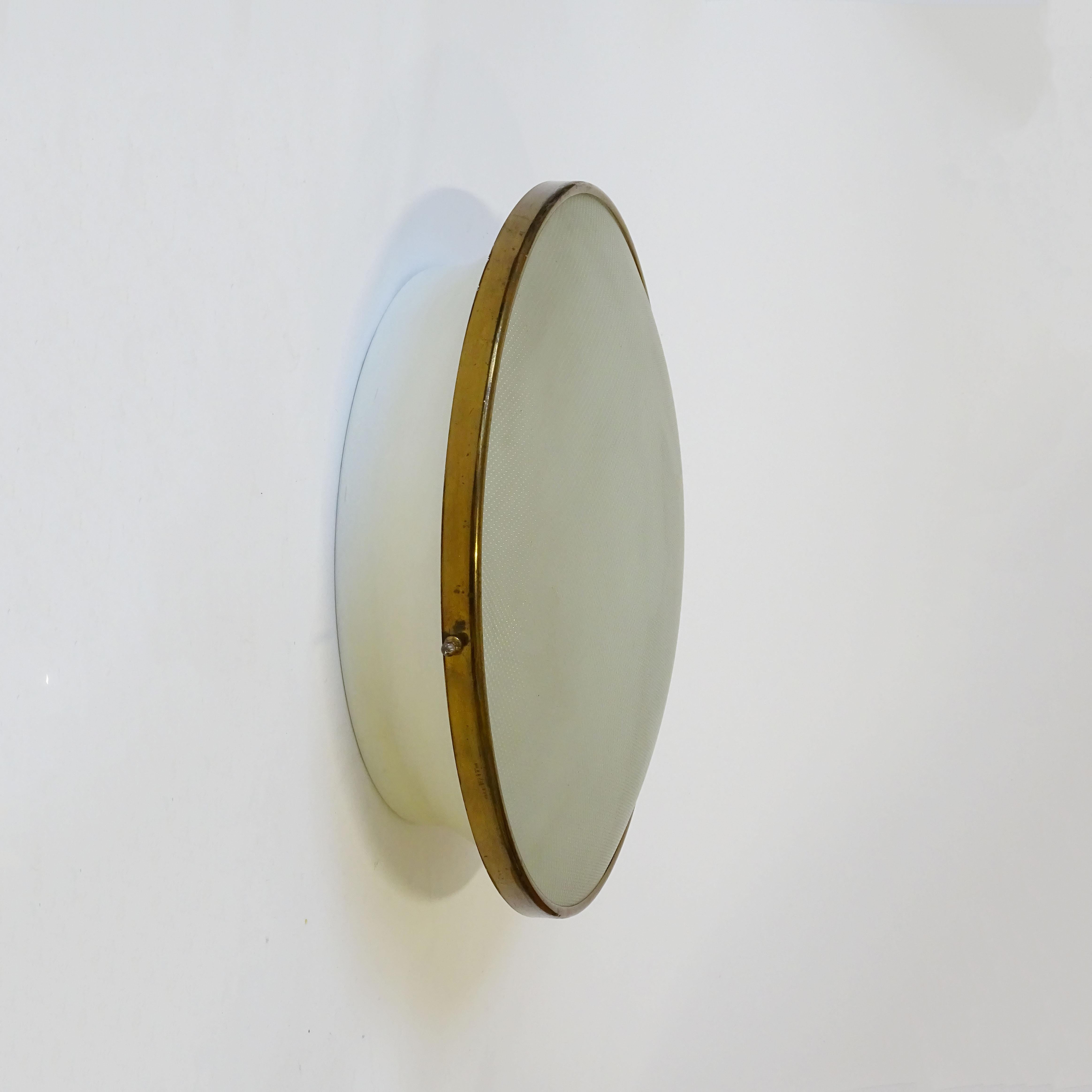 Lámpara italiana minimalista de pared o techo de los años 40 en latón y cristal en venta 1