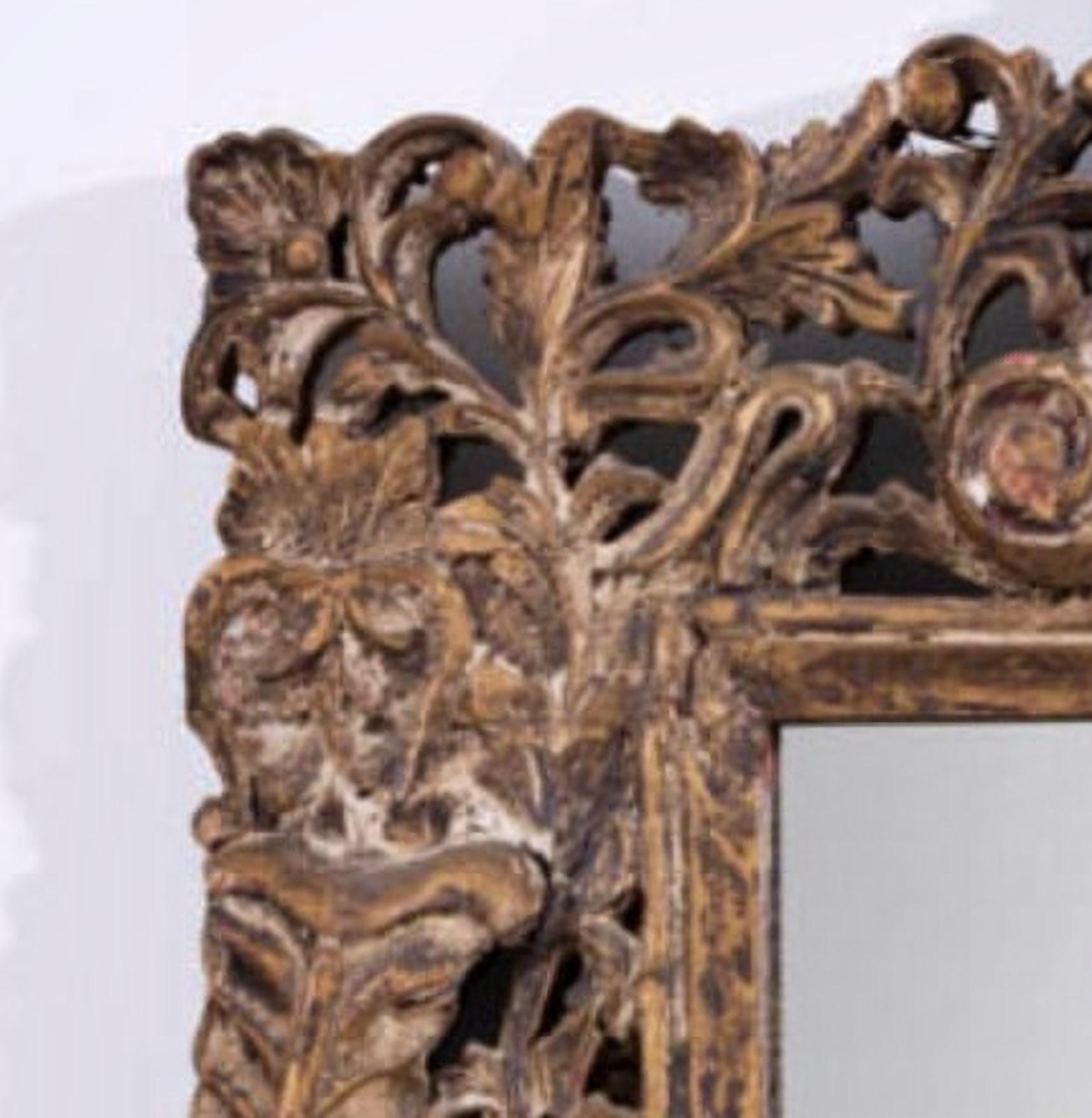  Miroir italien 18ème siècle
Cadre en bois sculpté et peint avec des éléments végétaux. Petites imperfections et défauts.
Dim. : 90x60 cm.
bonnes conditions