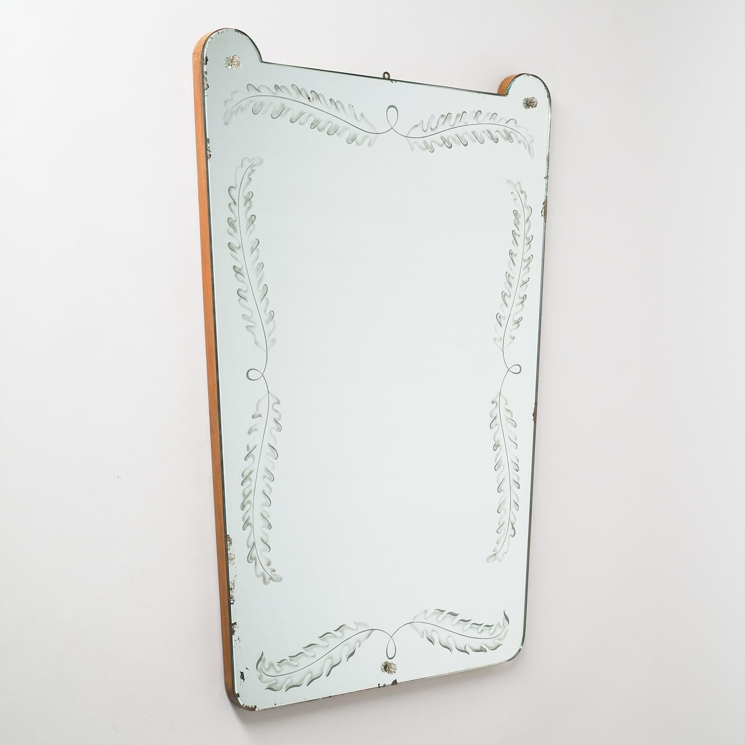 Rare Italian 1930s mirror with etched and sand-blasted decorations. These floral decorations are beautifully executed with gradients and feathered edges, much in the manner of designs by Pietro Chiesa and Gio Ponti, which were produced by Fontana