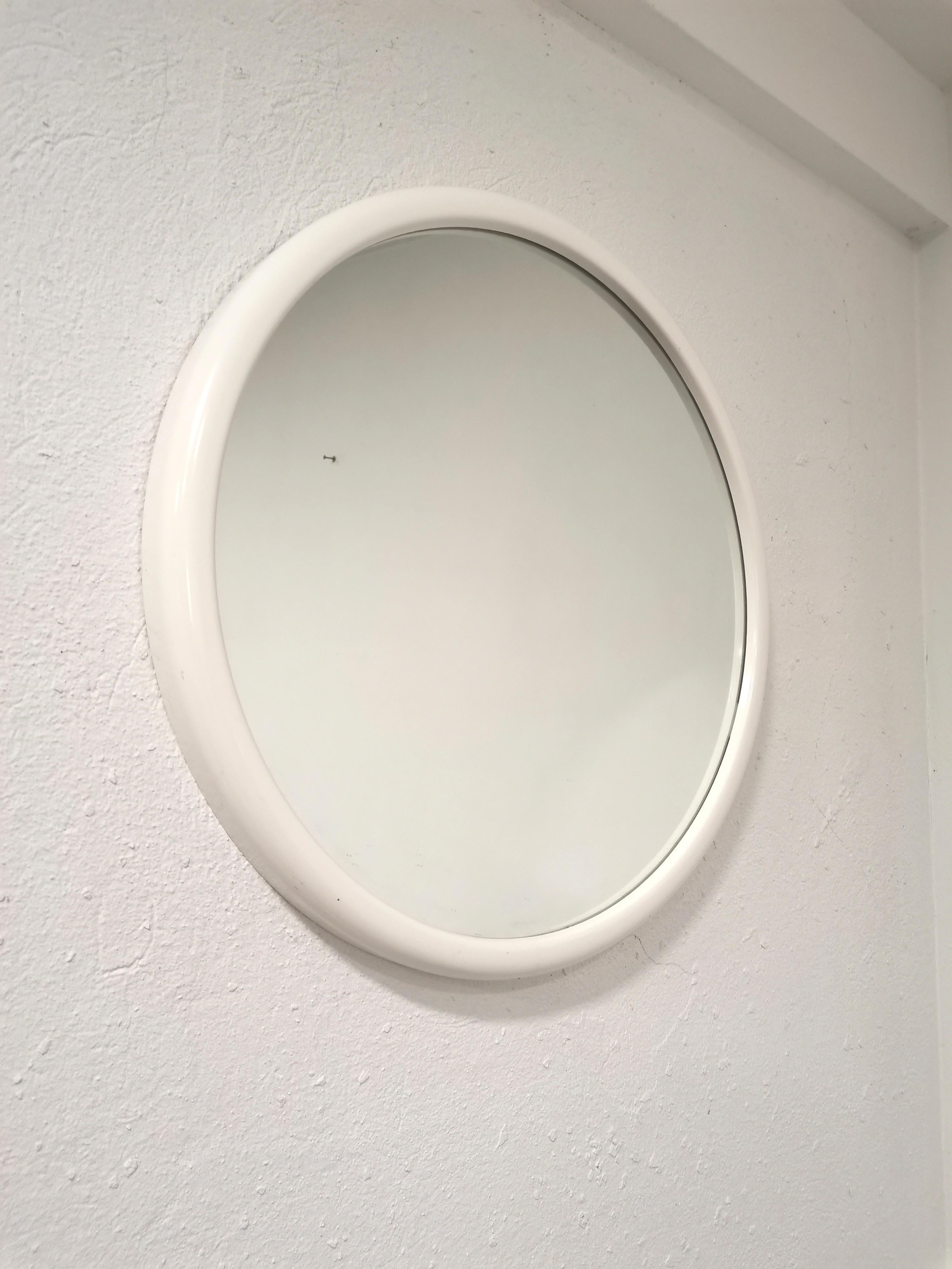 Miroir italien vintage. Fabriqué dans les années 1970. Simplicité de la forme et design éternel. Ce miroir modernisera n'importe quelle pièce grâce à son esthétique minimaliste en blanc. 
matériau : plastique, miroir
Condit : très bon état vintage