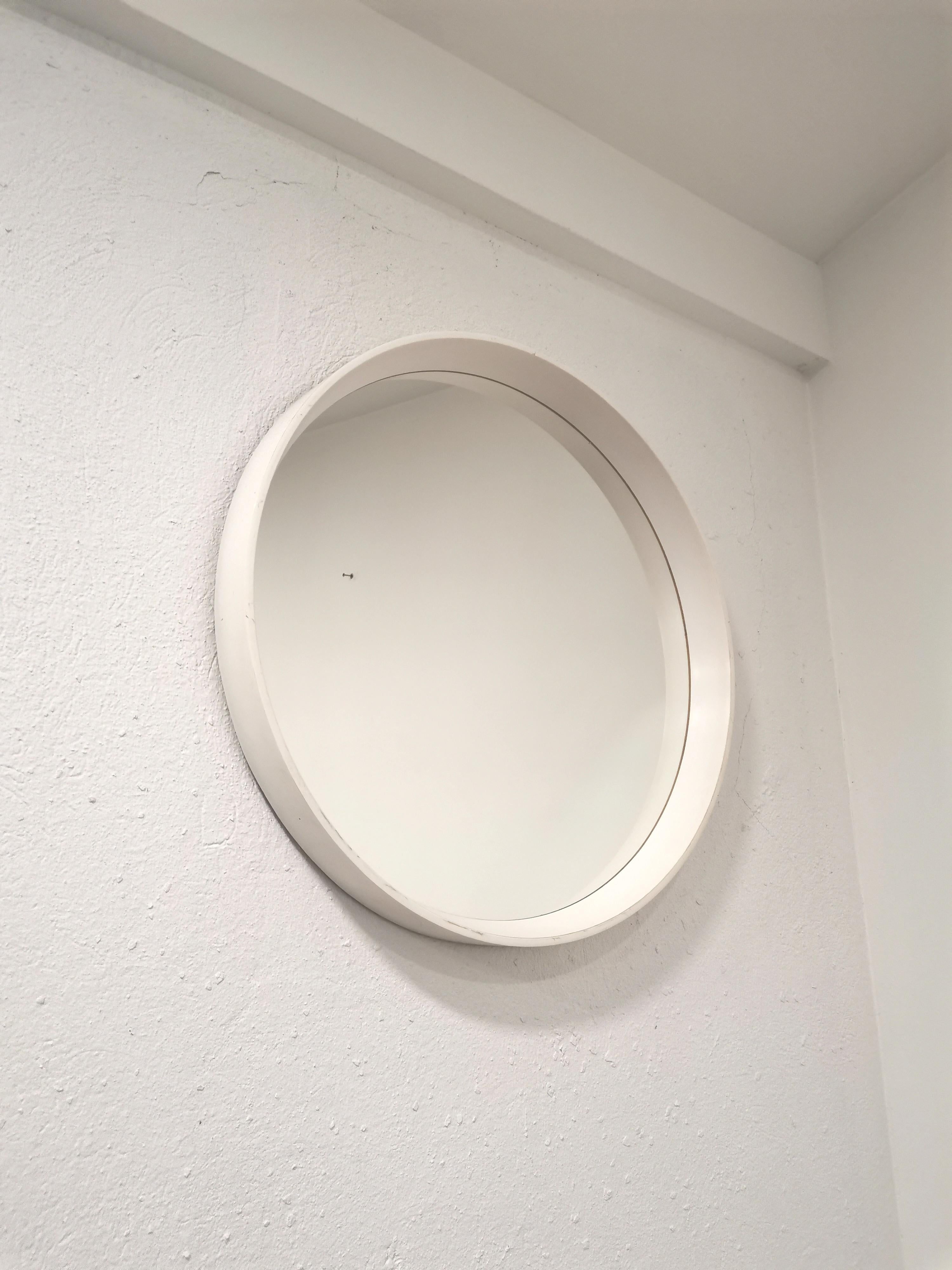 Miroir italien vintage. Fabriqué dans les années 1970. Simplicité de la forme et design éternel. Ce miroir modernisera n'importe quelle pièce grâce à son esthétique minimaliste en blanc. 

Matière : plastique, miroir

Condit : Très bon état vintage