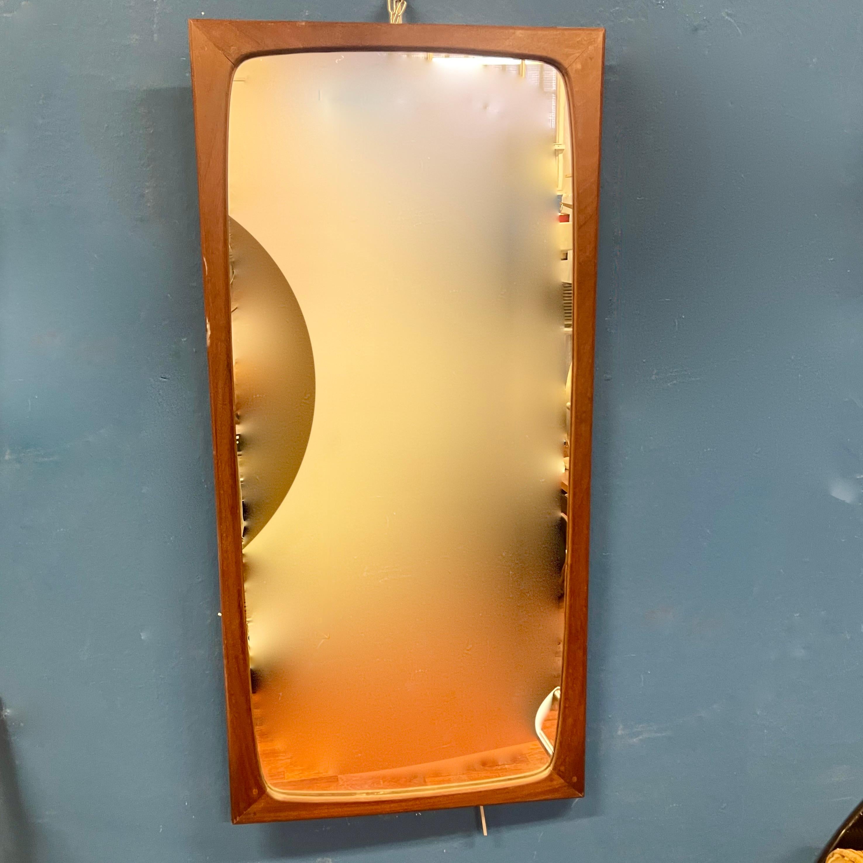 1960er Jahre rechteckiger Spiegel mit Teakholzrahmen, Isa Bergamo Ende der 1960er Jahre.
Beachten Sie das Detail der runden Holzstifte an den Ecken. 
Produktionsetikett auf der Rückseite.