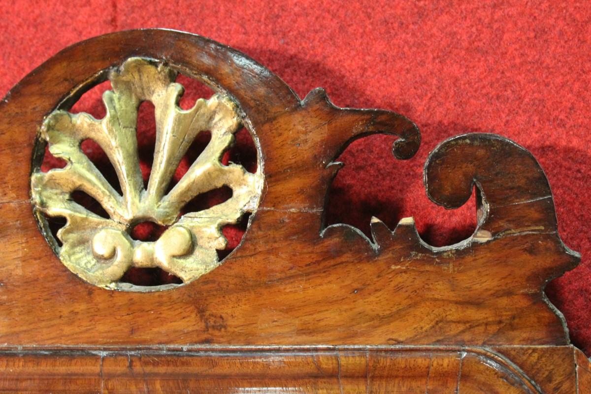 Italian Mirror Carved in Walnut of the 20th Century In Good Condition For Sale In London, GB