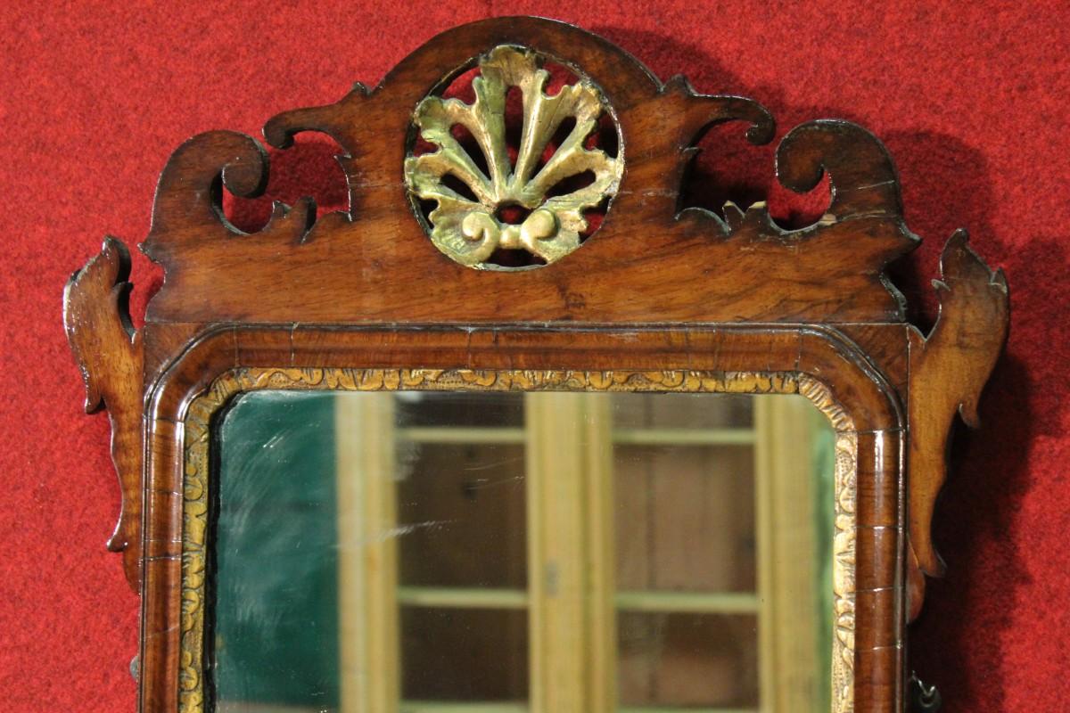 Italian Mirror Carved in Walnut of the 20th Century For Sale 5