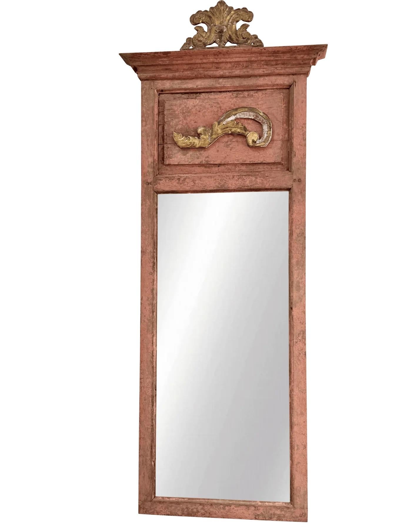 Espejo trumeau italiano pintado en tonos rosa coral con talla foliada dorada y cresta perfilada.Finales del siglo XVIII o principios del XIX con restauraciones posteriores, conserva su cristal de mercurio original. 72