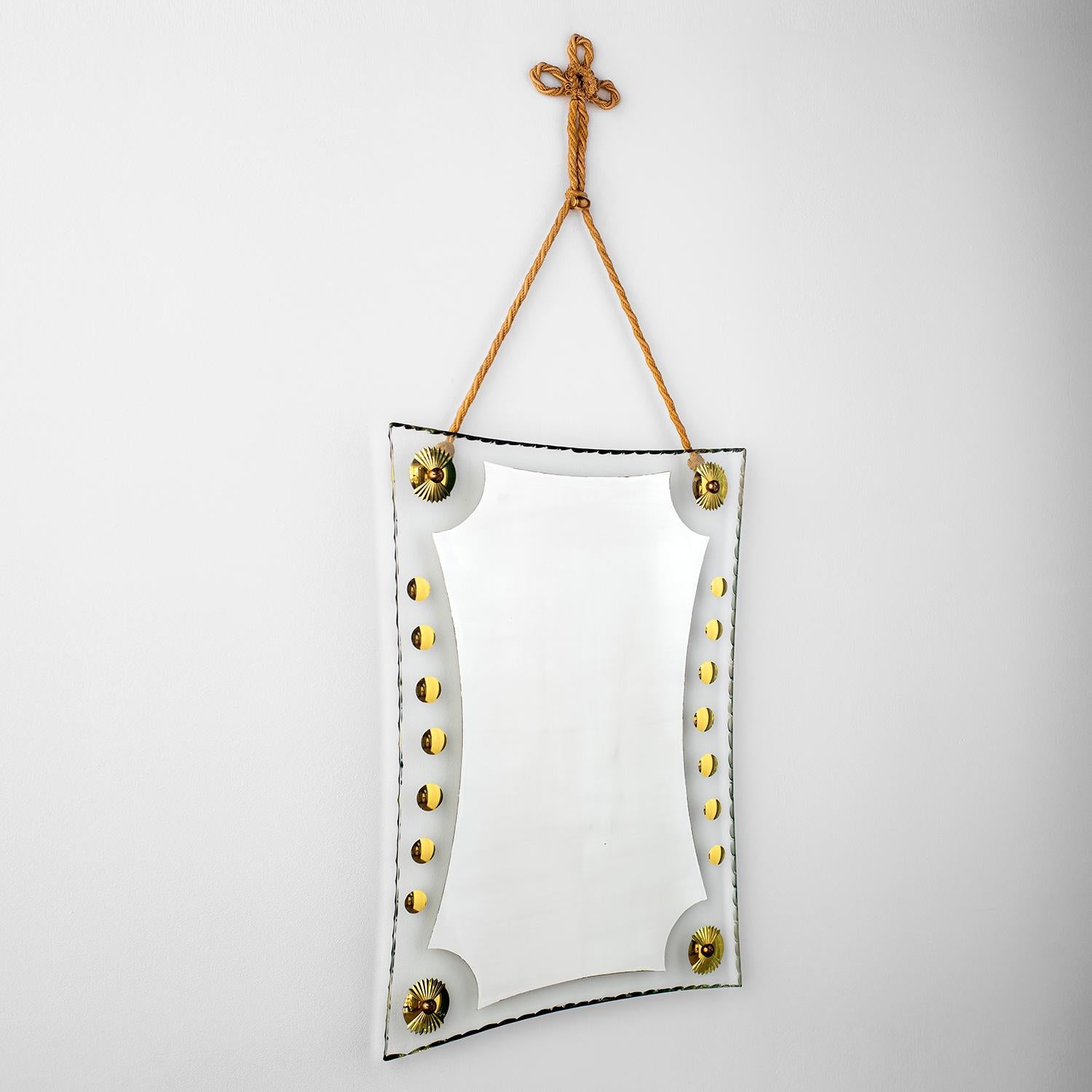 Specchio italiano.
Italia, circa anni '40.
Squisito specchio con bordi smerlati e accenti dorati.
Sospeso da una corda decorativa color oro champagne.
Leggeri segni superficiali sullo specchio.
Patina dovuta all'età e all'uso.
Ottimo come