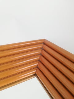 Italienischer Spiegel aus den 70er Jahren in geriffeltem massivem Nussbaum