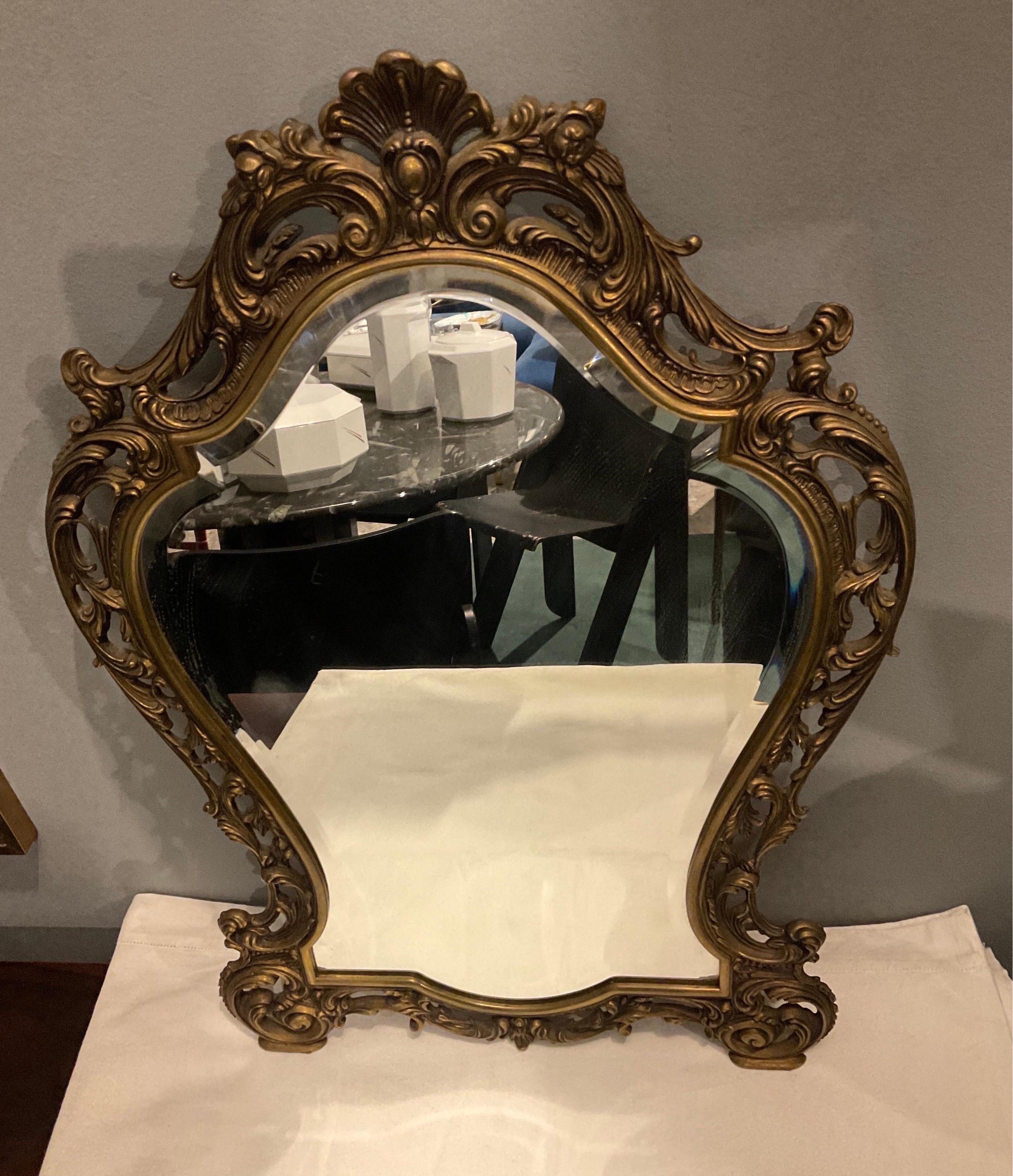 Baroque Miroir italien en laiton des années 60 en vente