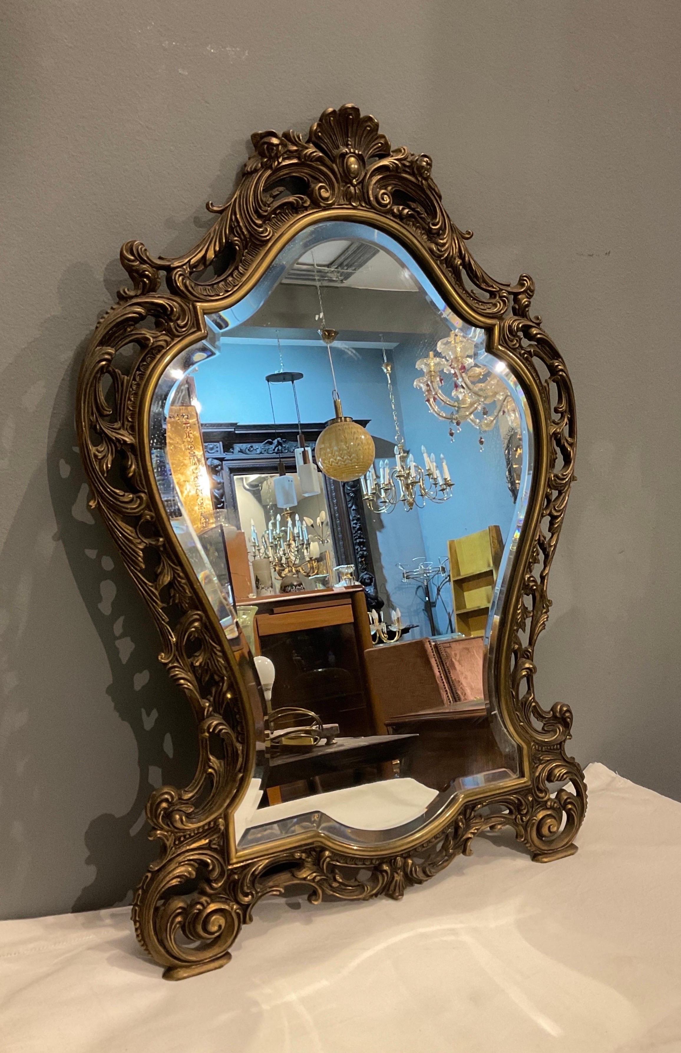 Laiton Miroir italien en laiton des années 60 en vente
