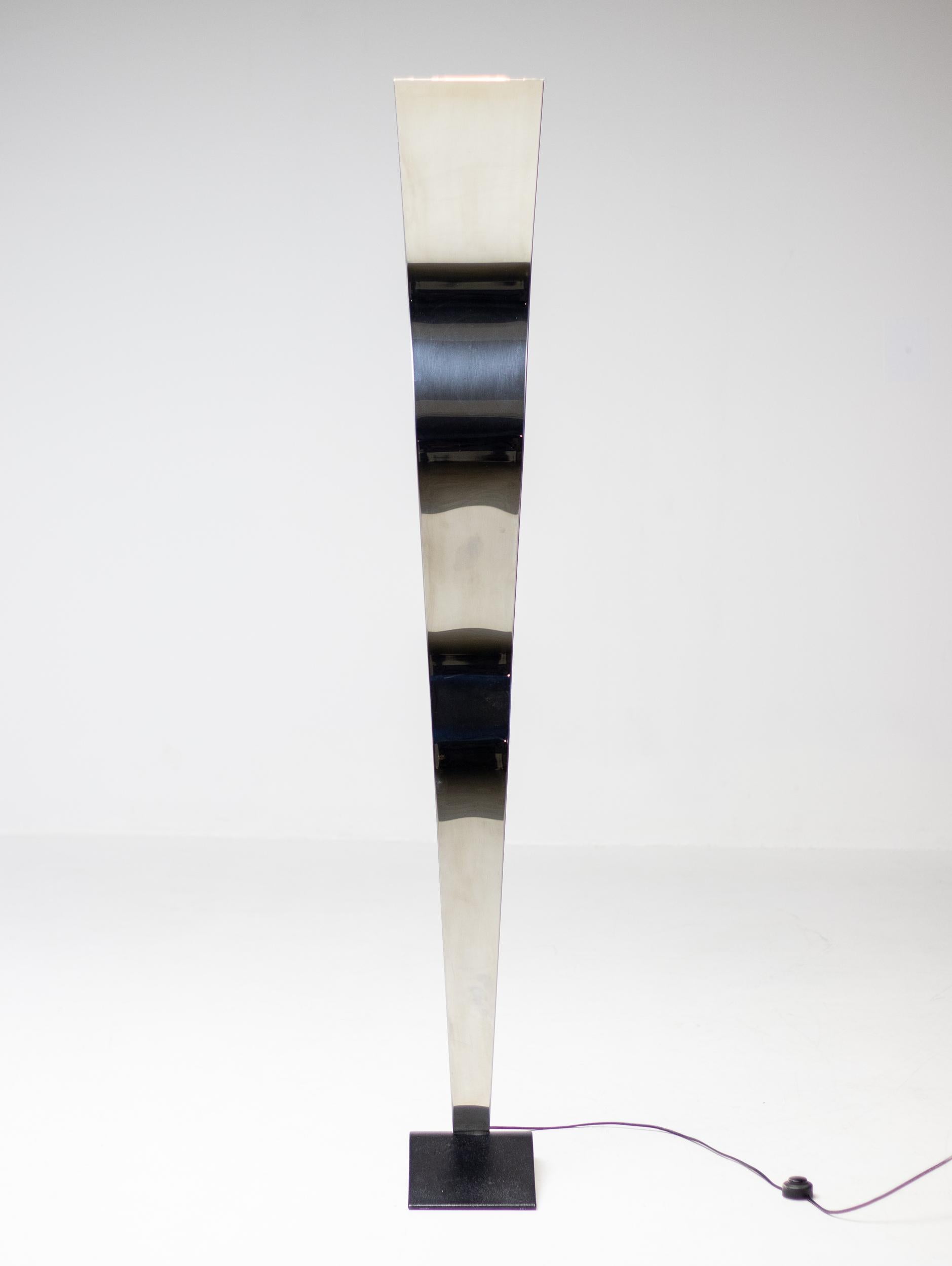 Unique 1970s Italian uplighter made of high gloss polished stainless steel that resembles a standing person from the side and a distorting mirror from the front. Most likely made by Fontana Arte but not marked.
The lamp came from an Italian villa
