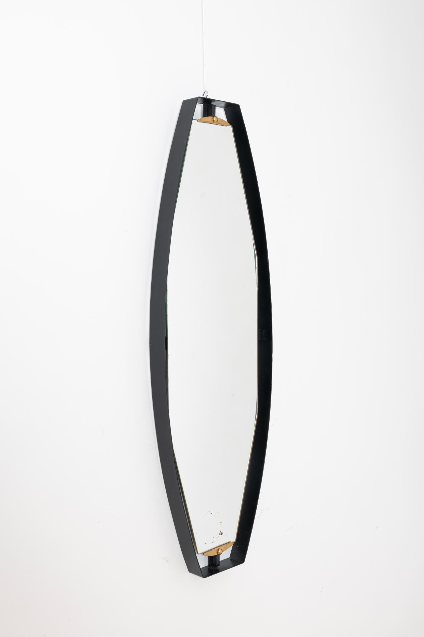 Mid-Century moderno Specchio italiano con cornice nera ed elementi in ottone c1950 in vendita