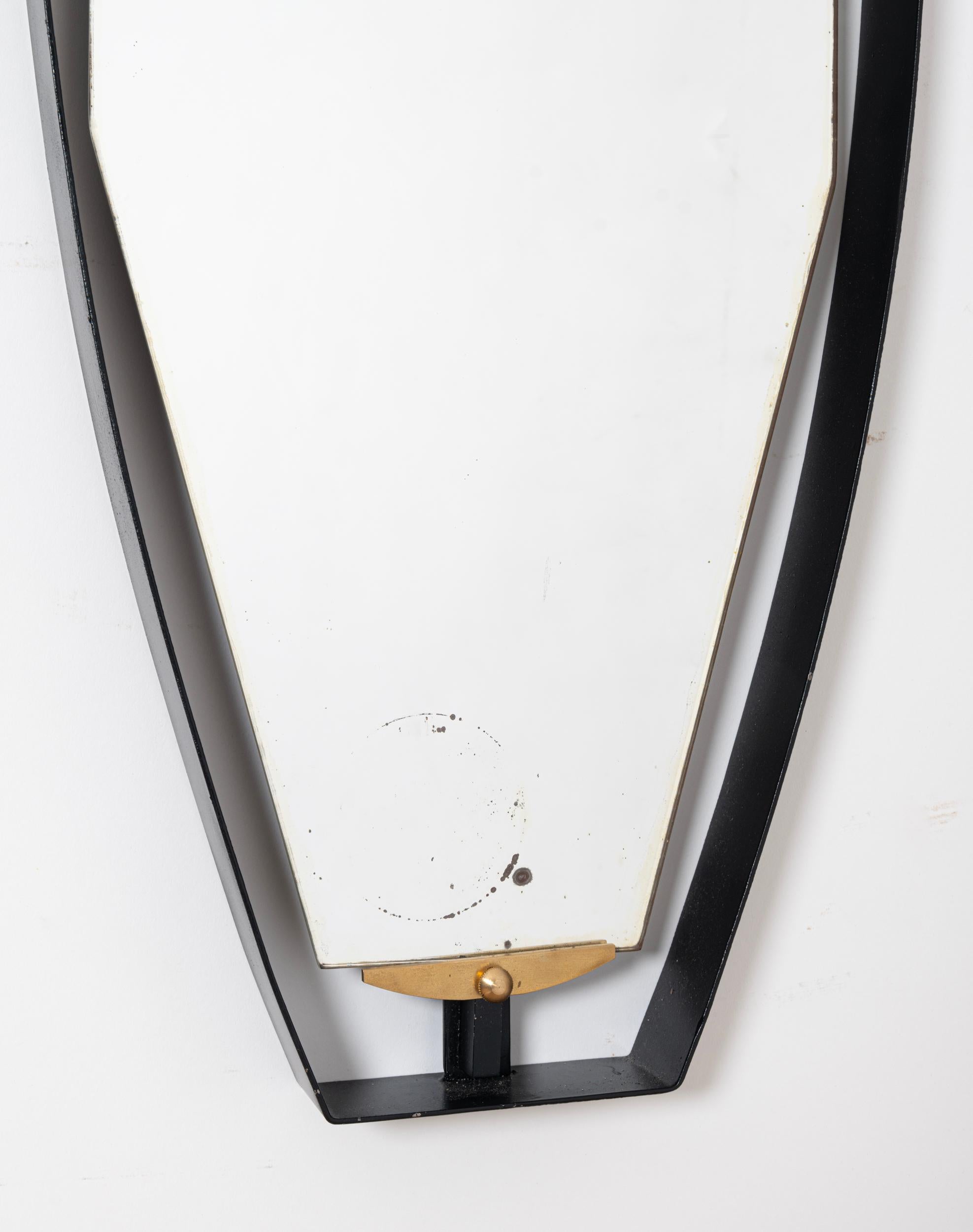 Metà XX secolo Specchio italiano con cornice nera ed elementi in ottone c1950 in vendita