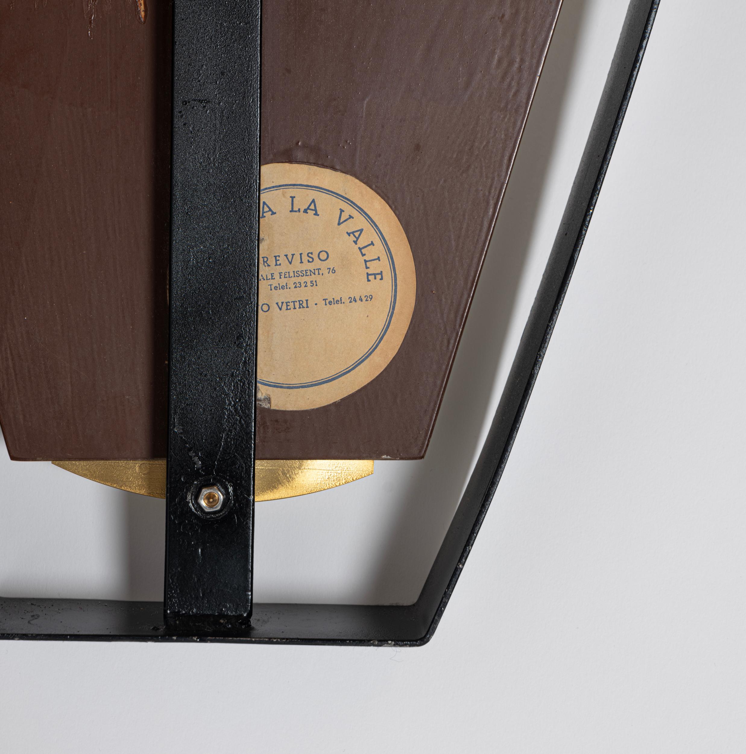 Specchio italiano con cornice nera ed elementi in ottone c1950 in vendita 1