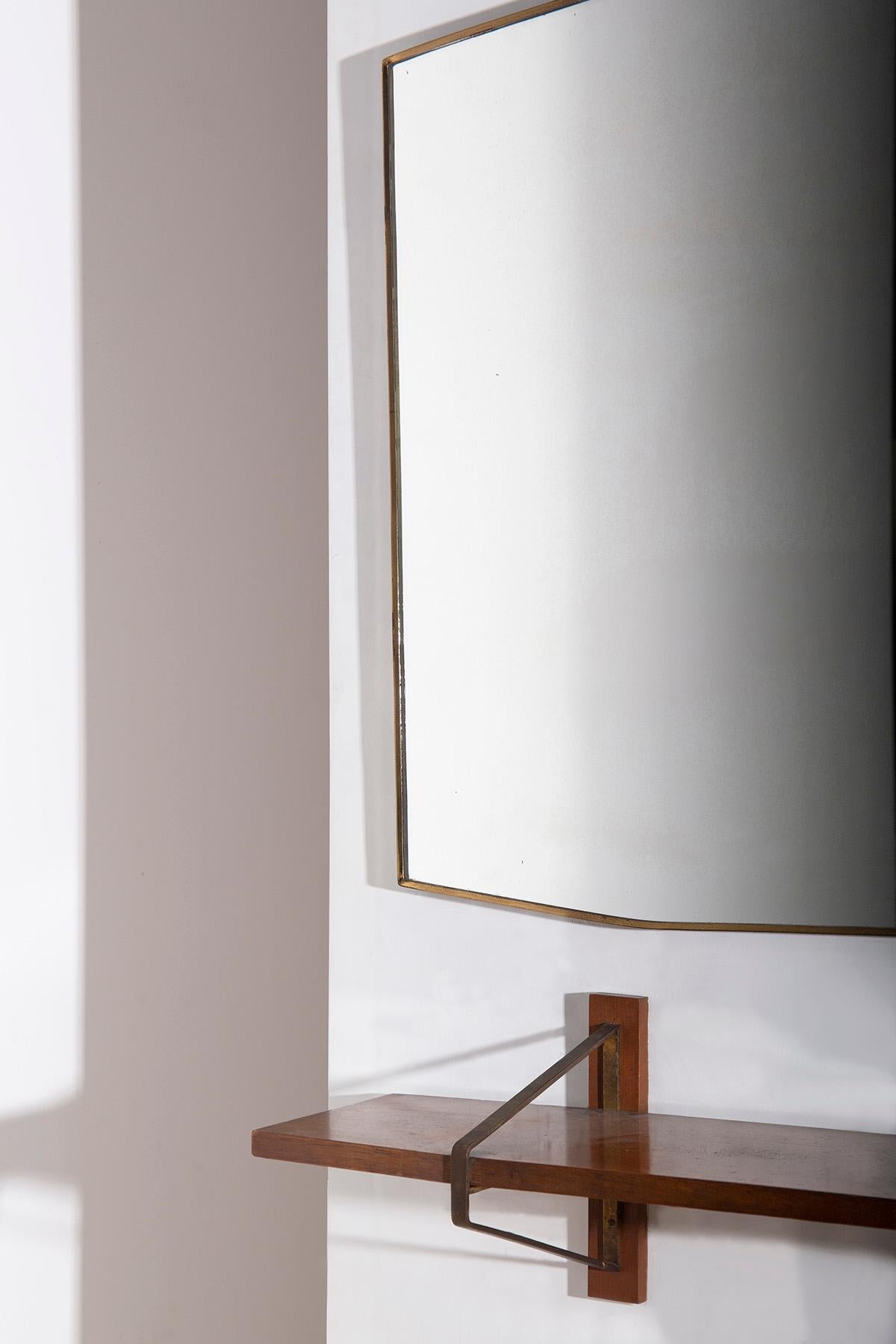 Italian mirror with shelf attr. to Vittorio Gregotti in brass In Good Condition For Sale In Milano, IT