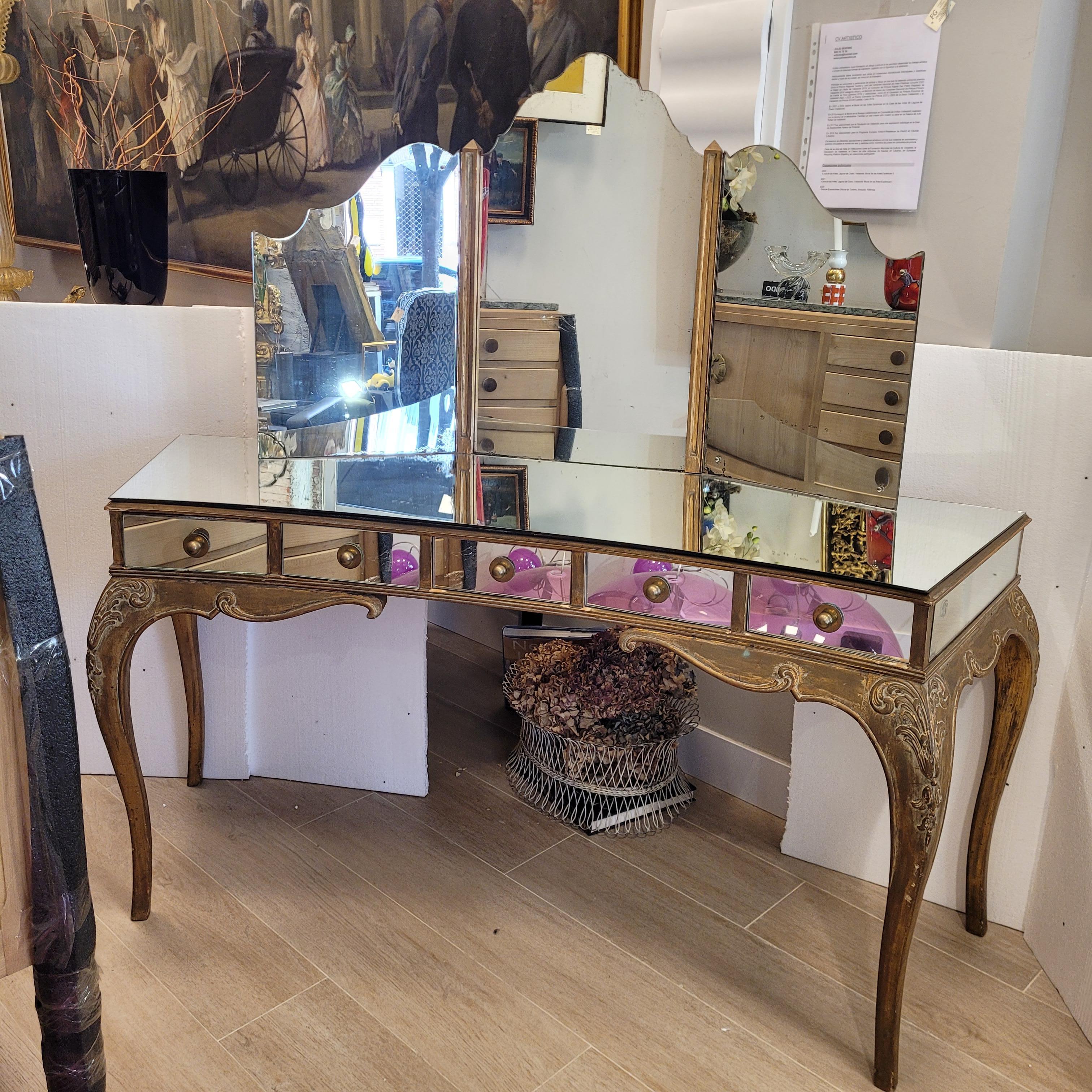 Italian mirrored vanity, Dresser ,  Hollywood Regency style and period 1970s In Good Condition For Sale In Valladolid, ES