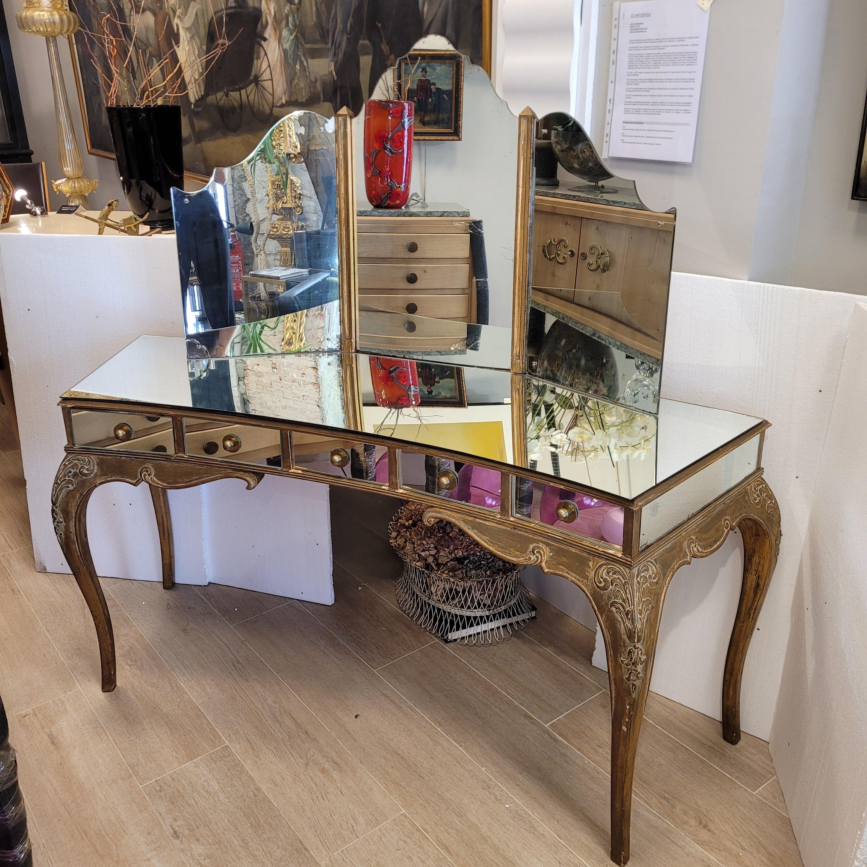 Italian mirrored vanity, Dresser ,  Hollywood Regency style and period 1970s For Sale 1